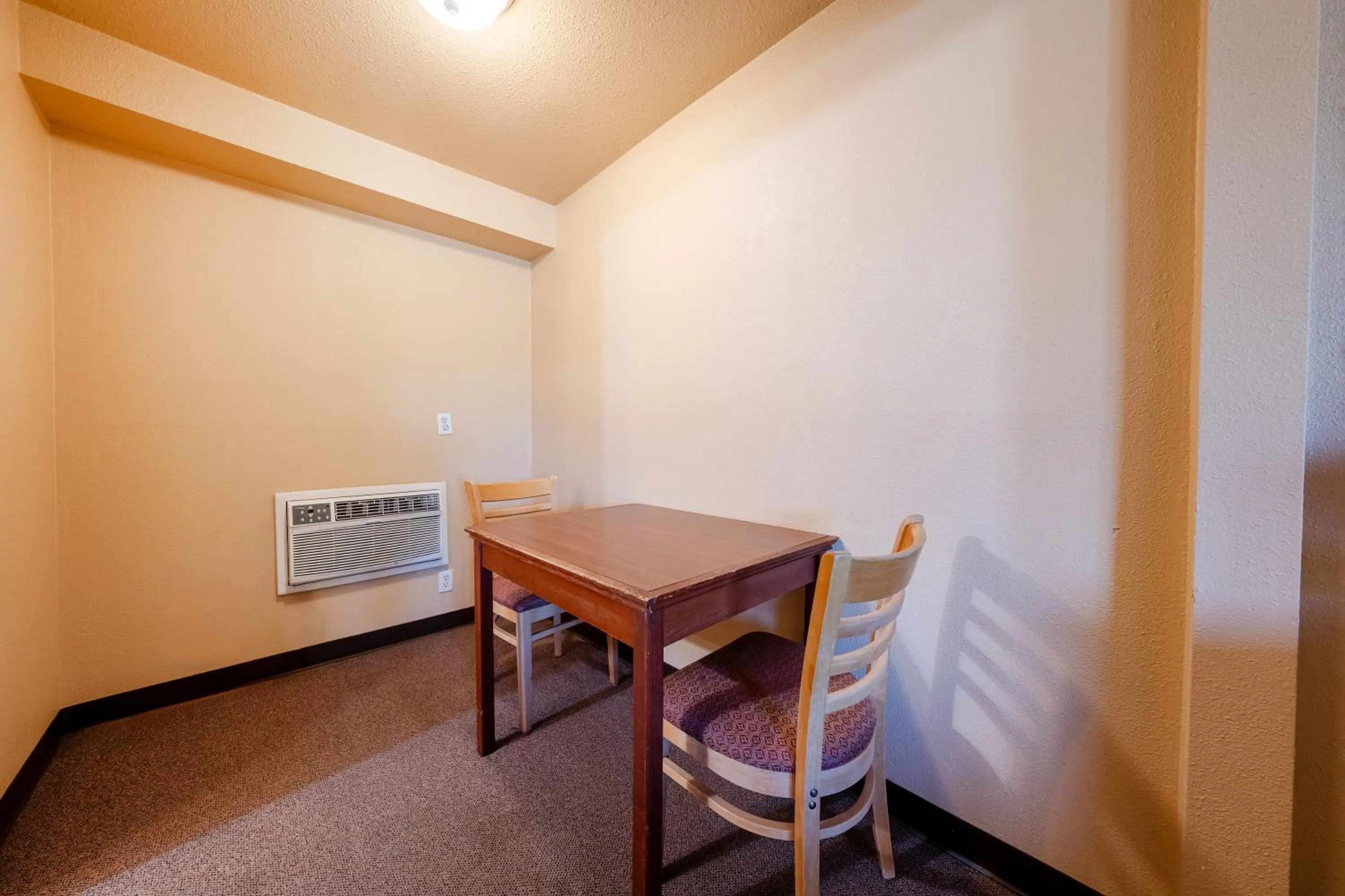 Area and facilities in Juniper Motel Madras by Townhouse