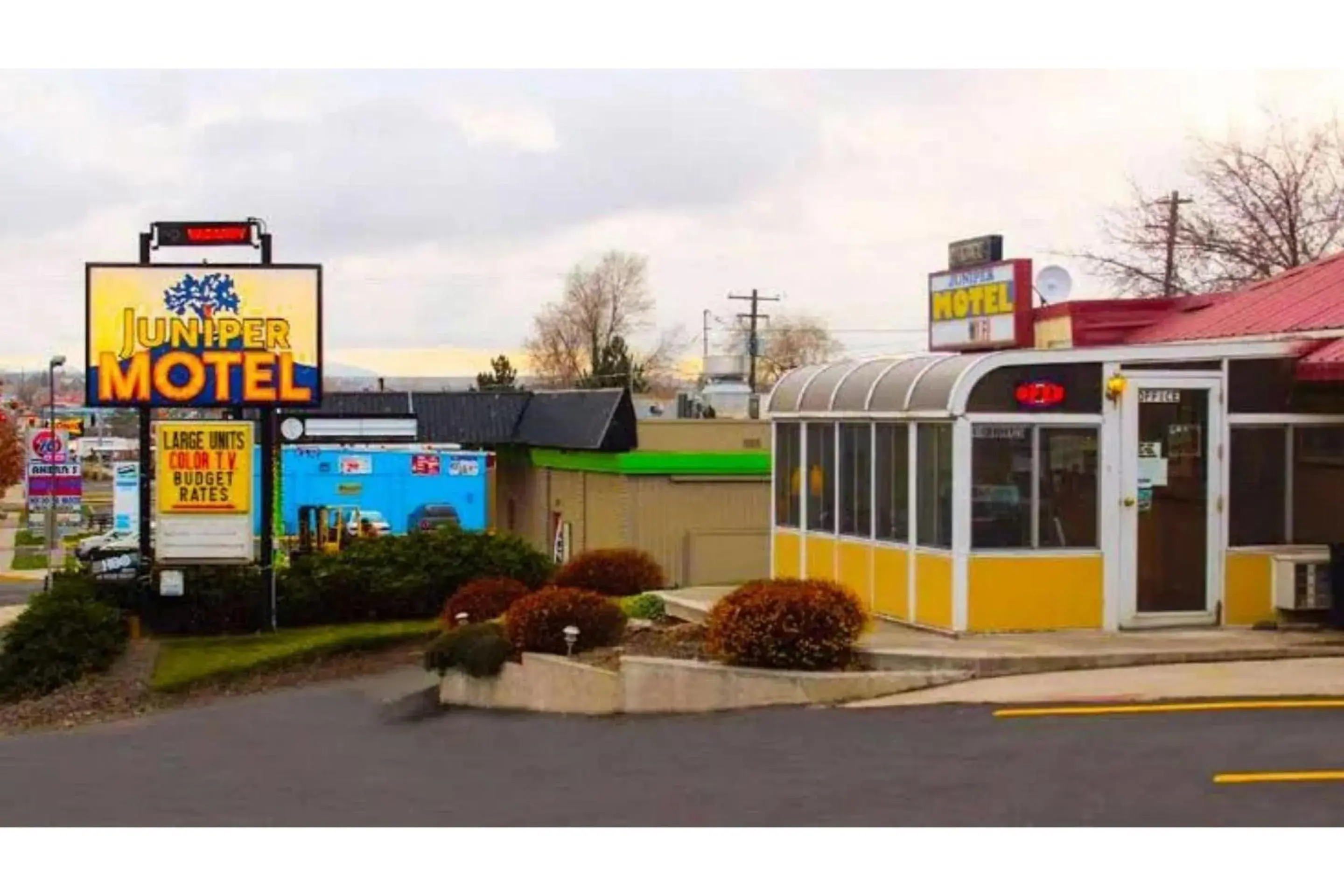 Property building in Juniper Motel Madras by Townhouse Property building in Juniper Motel Madras by Townhouse