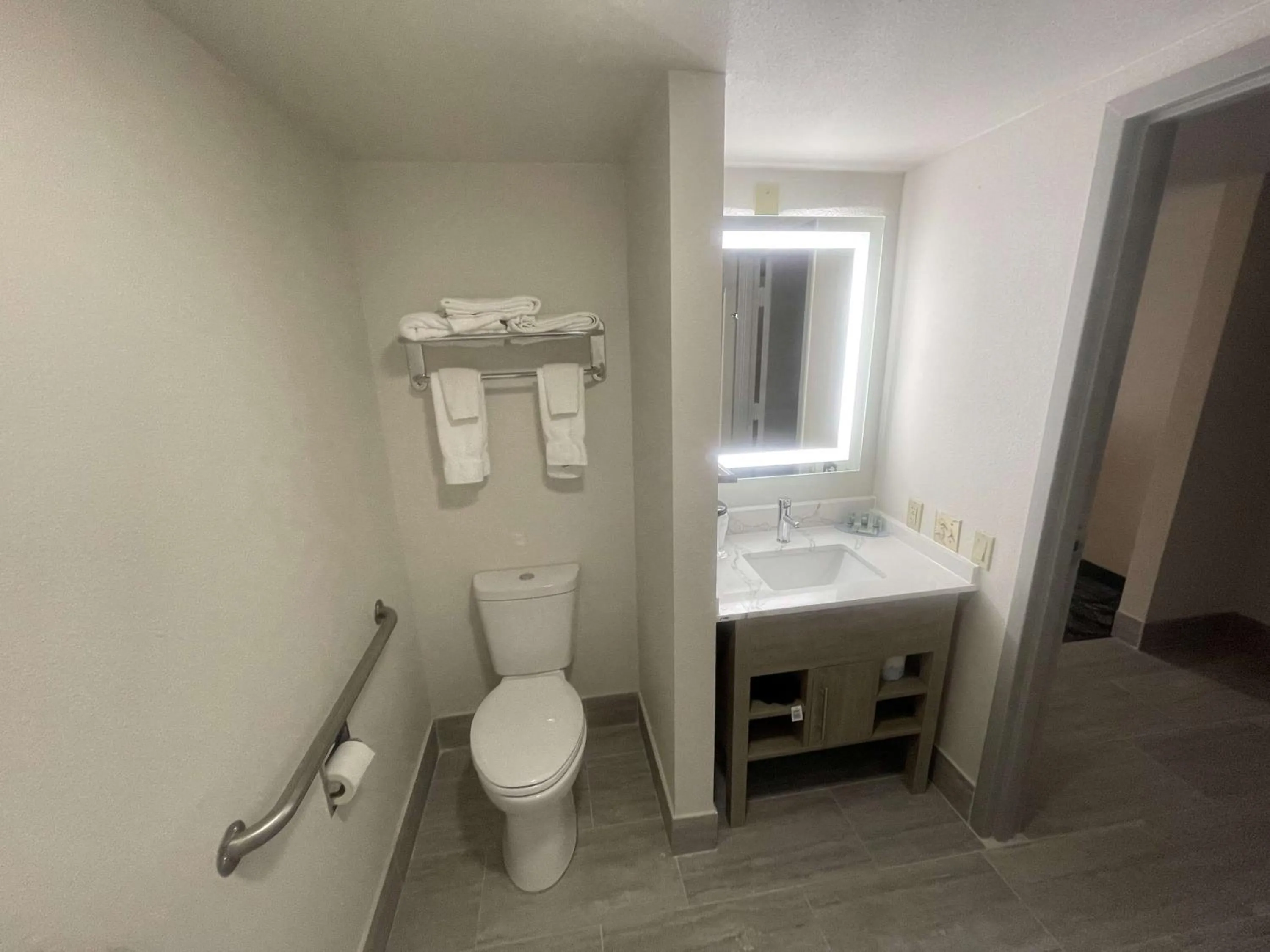 Bathroom in Best Western Westgate Inn