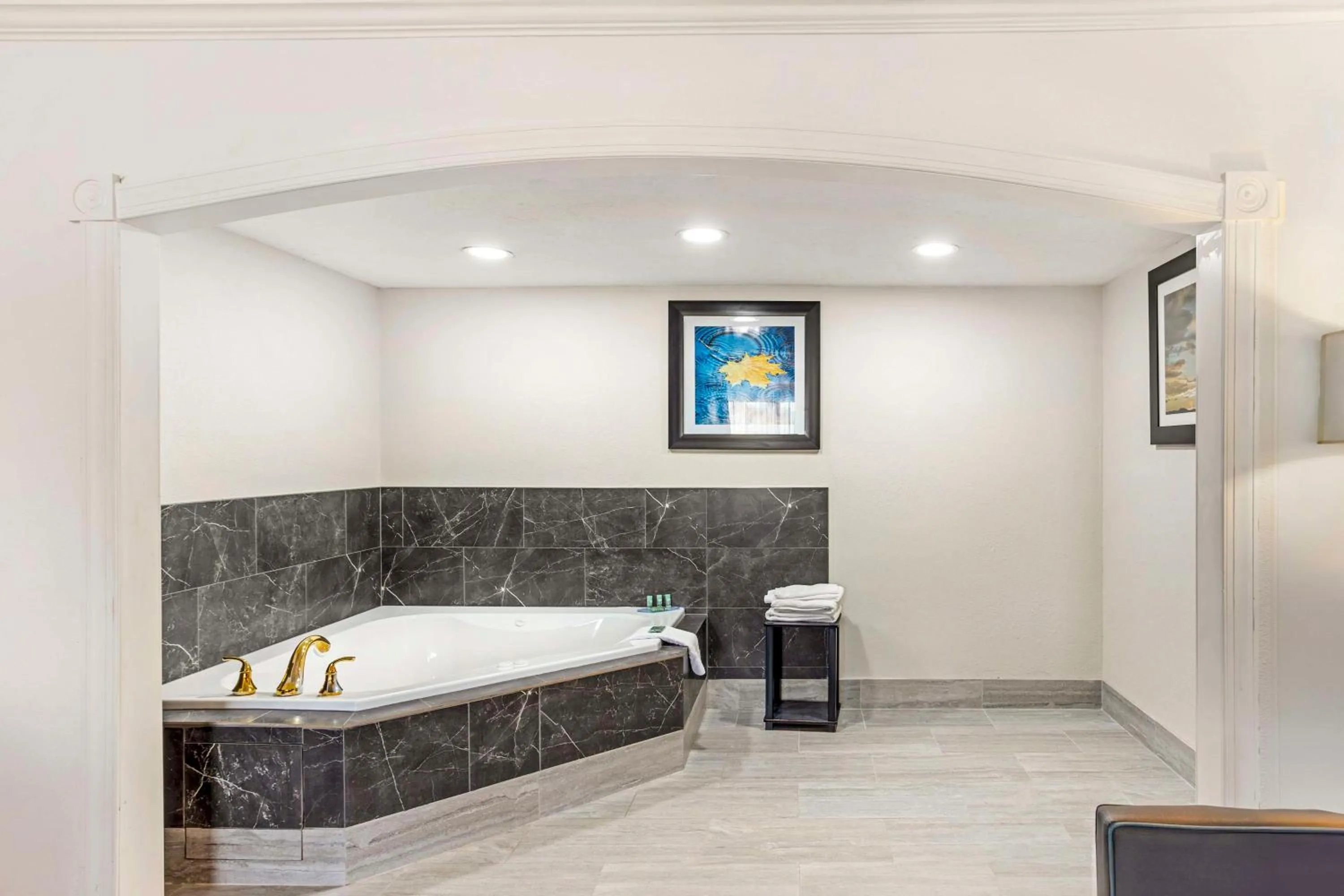 Bathroom, Bed in Best Western Westgate Inn