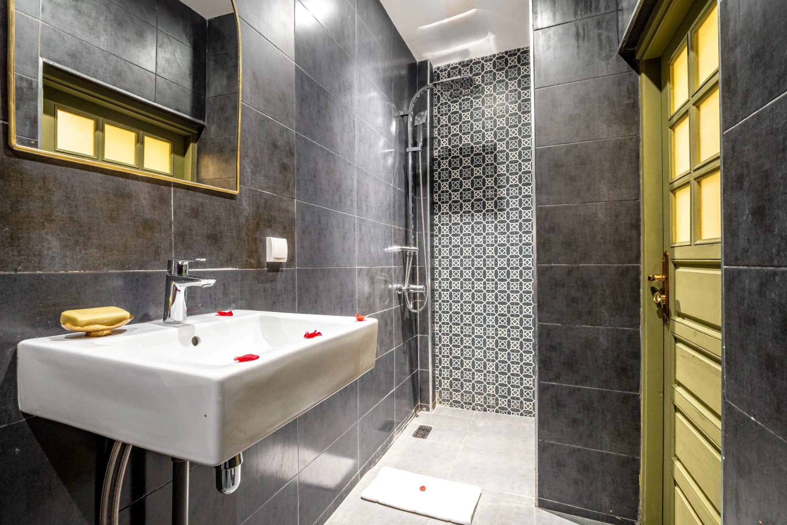 Shower in Riad Hamdane Rooftop & SPA