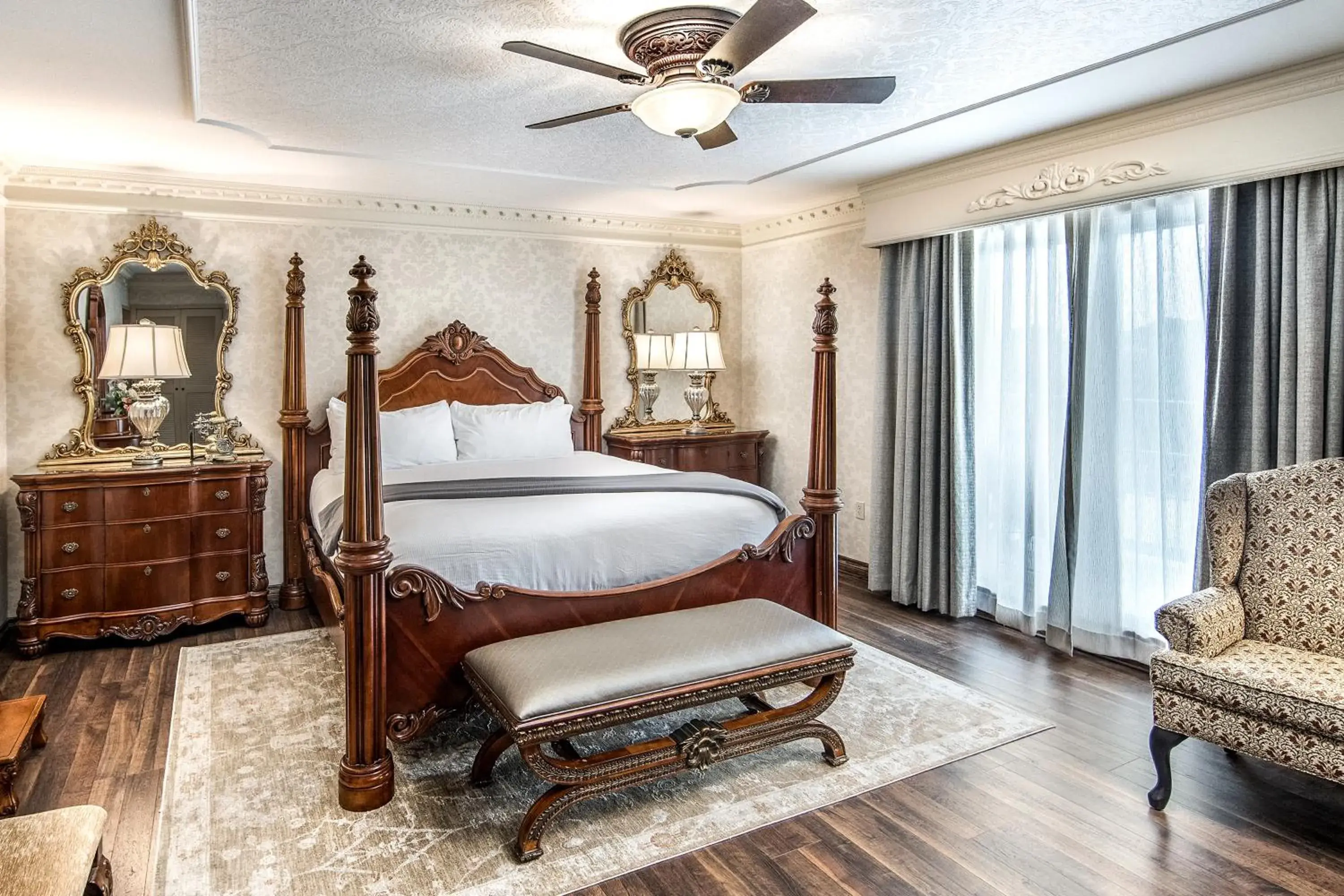 Bed in Fulton Steamboat Inn Bed in Fulton Steamboat Inn