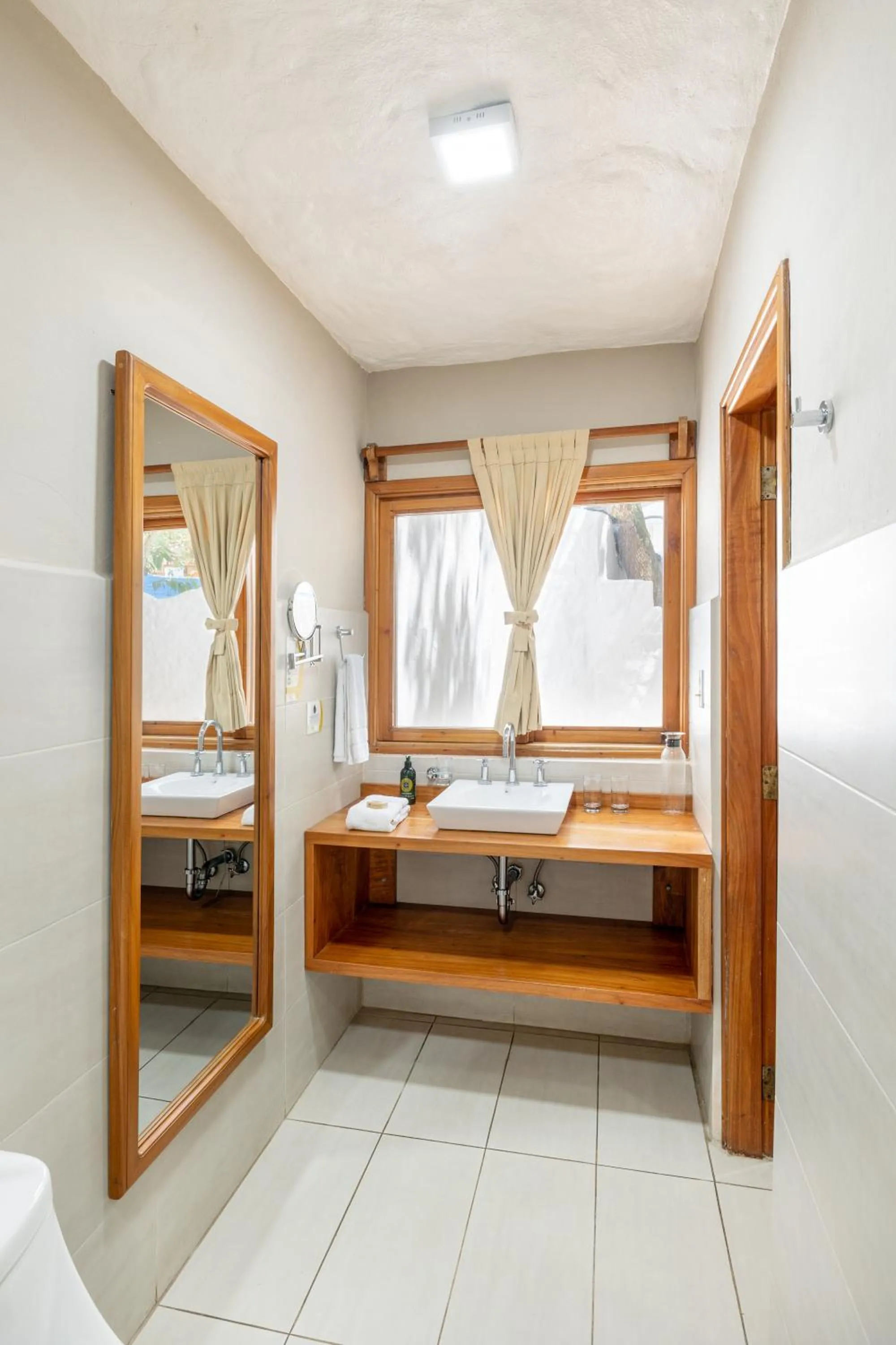 Bathroom, Bed in Blu Galapagos Sustainable Waterfront Lodge