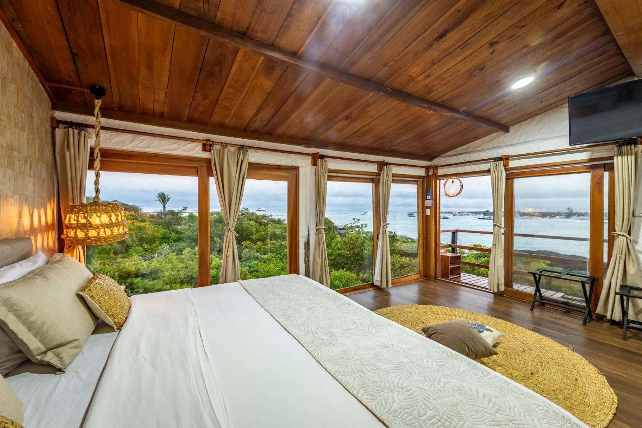 Bedroom, Bed in Blu Galapagos Sustainable Waterfront Lodge