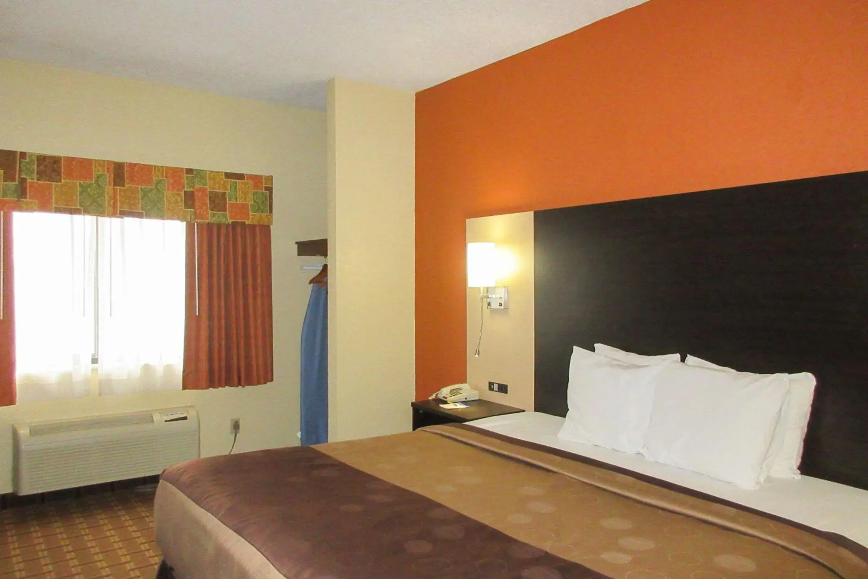 Photo of the whole room, Bed in Quality Inn & Suites