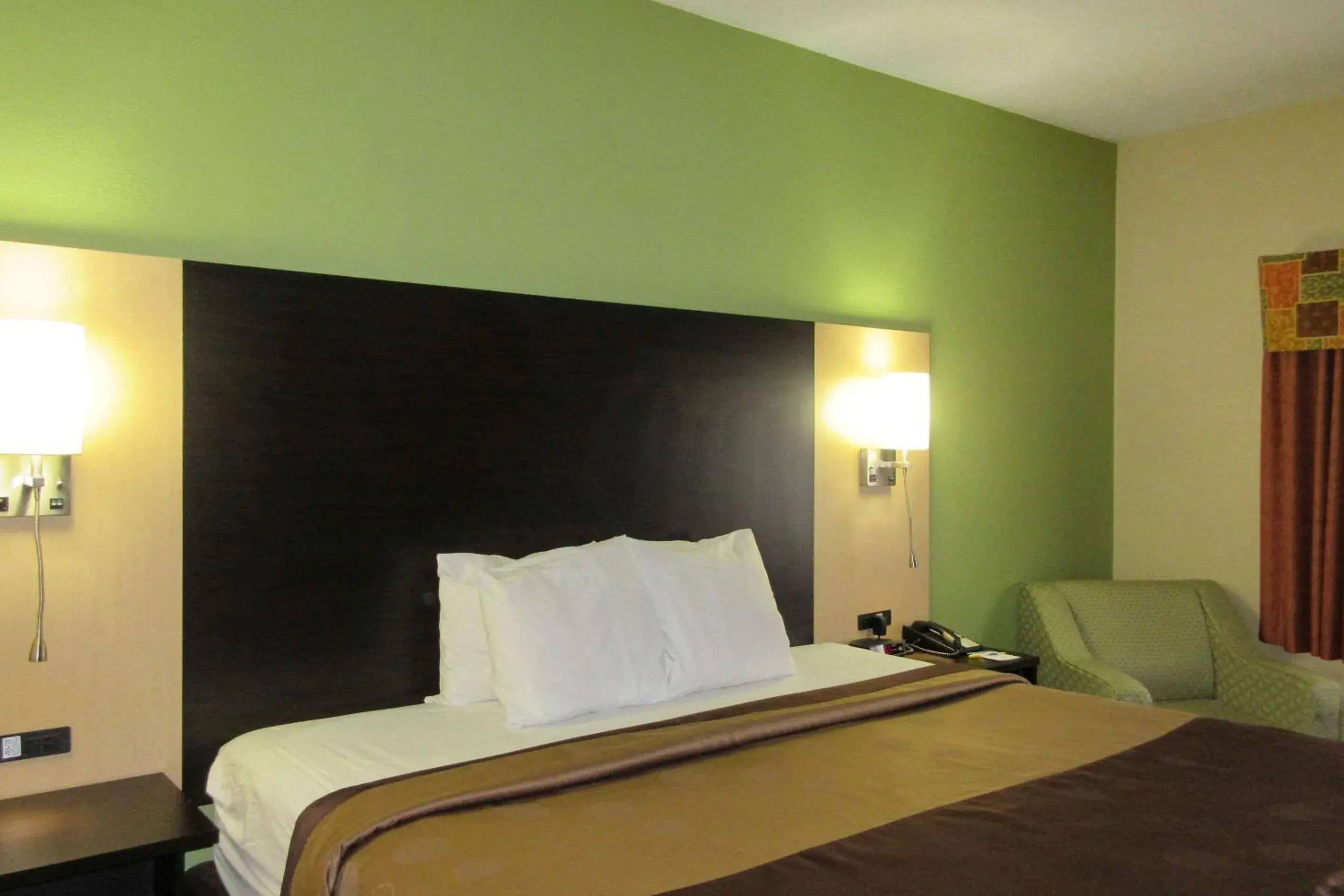 Photo of the whole room, Bed in Quality Inn & Suites