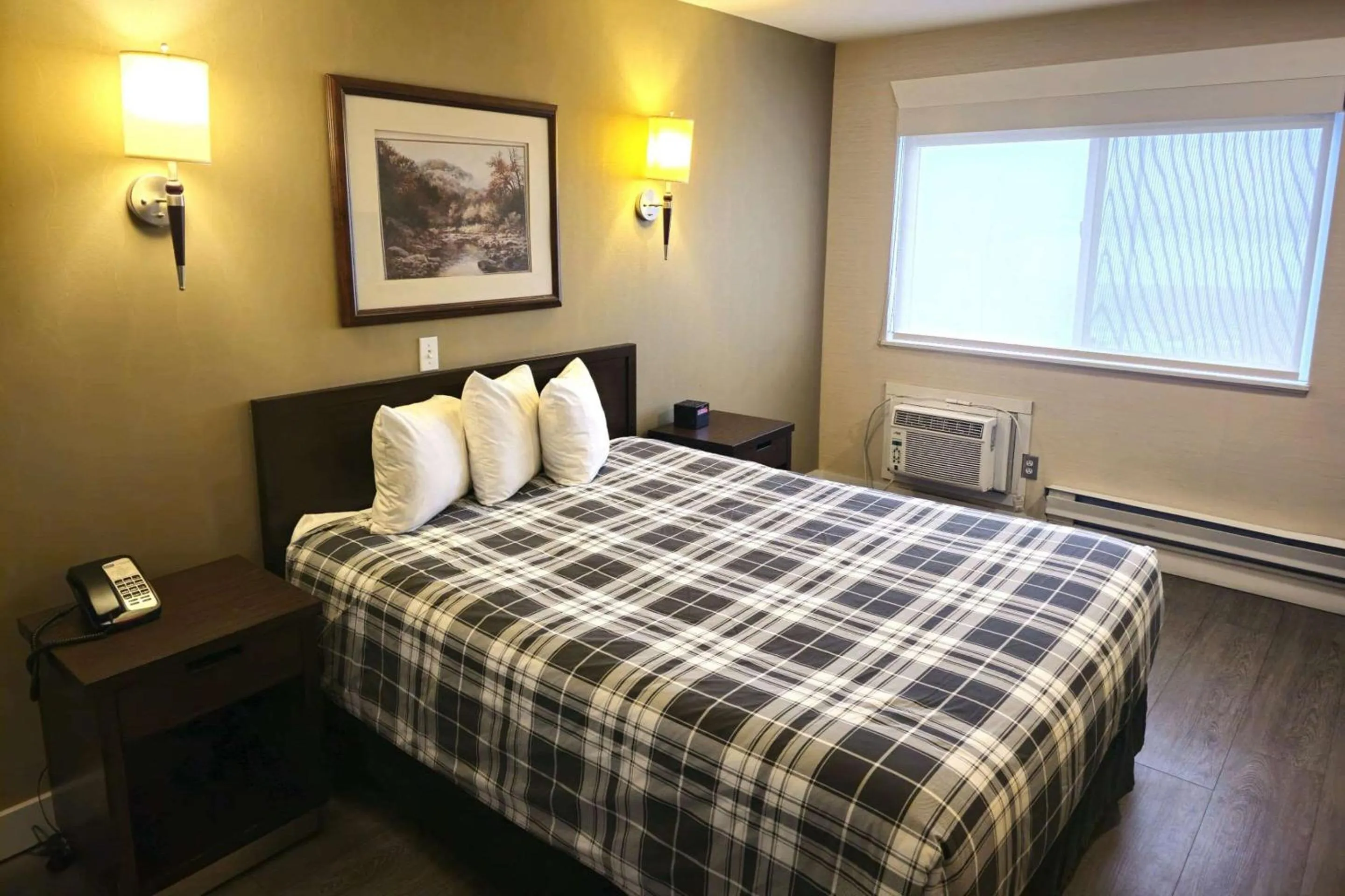 Bedroom, Bed in Rodeway Inn & Suites