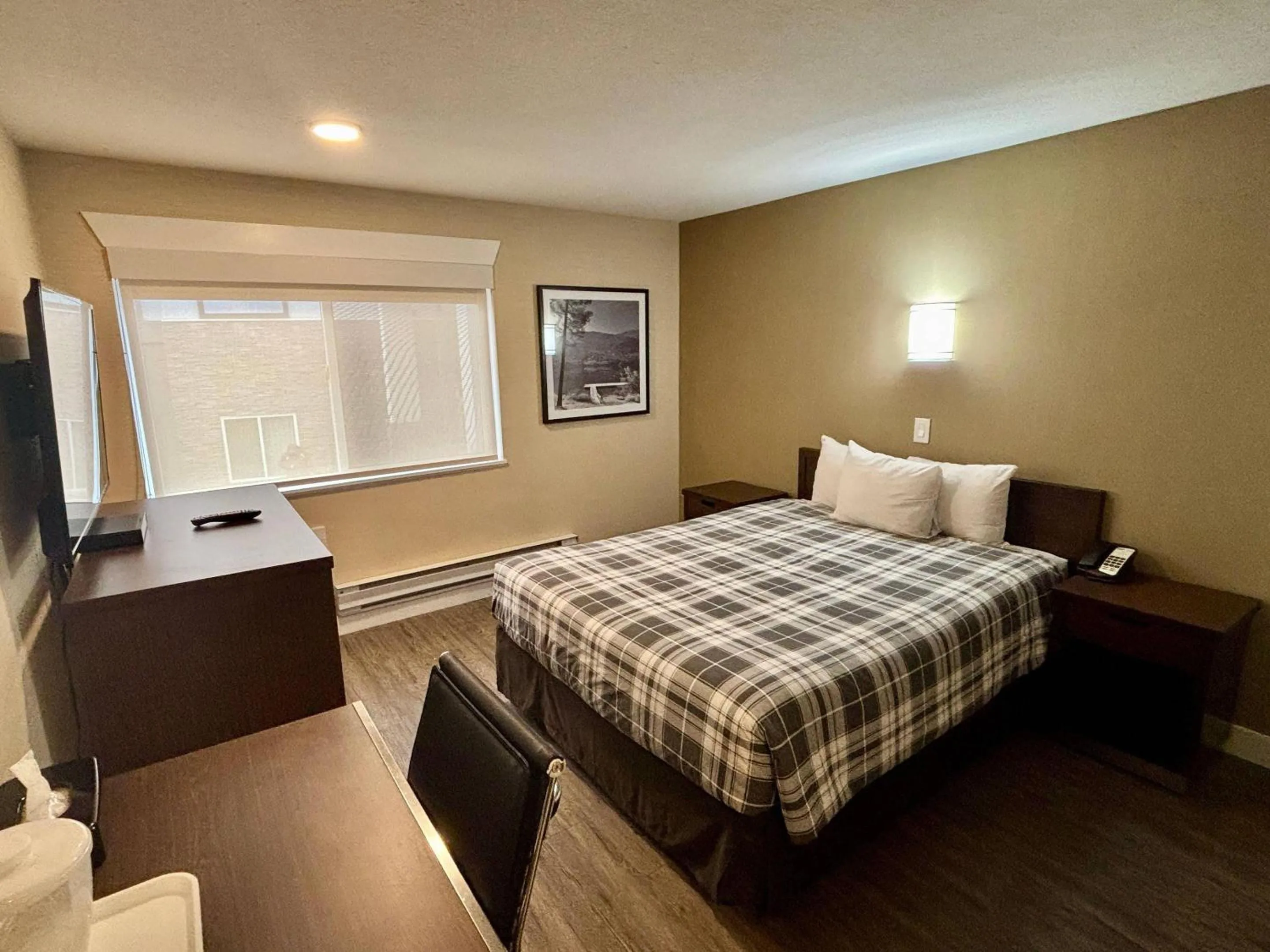 Bedroom, Bed in Rodeway Inn & Suites