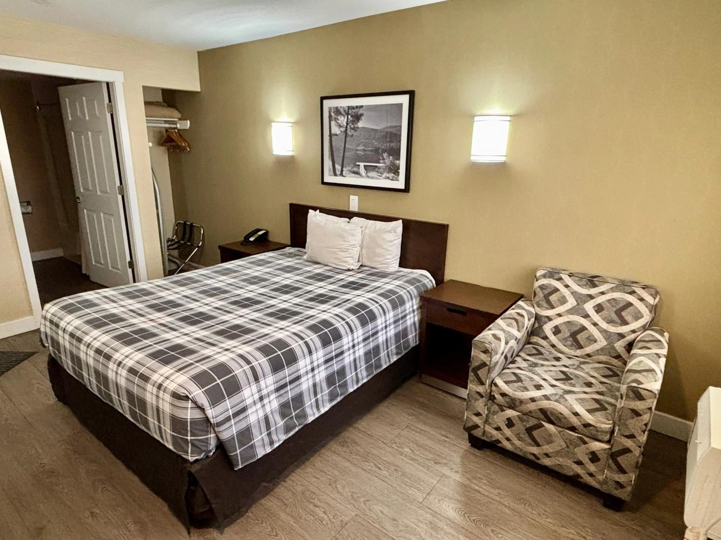 Bed in Rodeway Inn & Suites