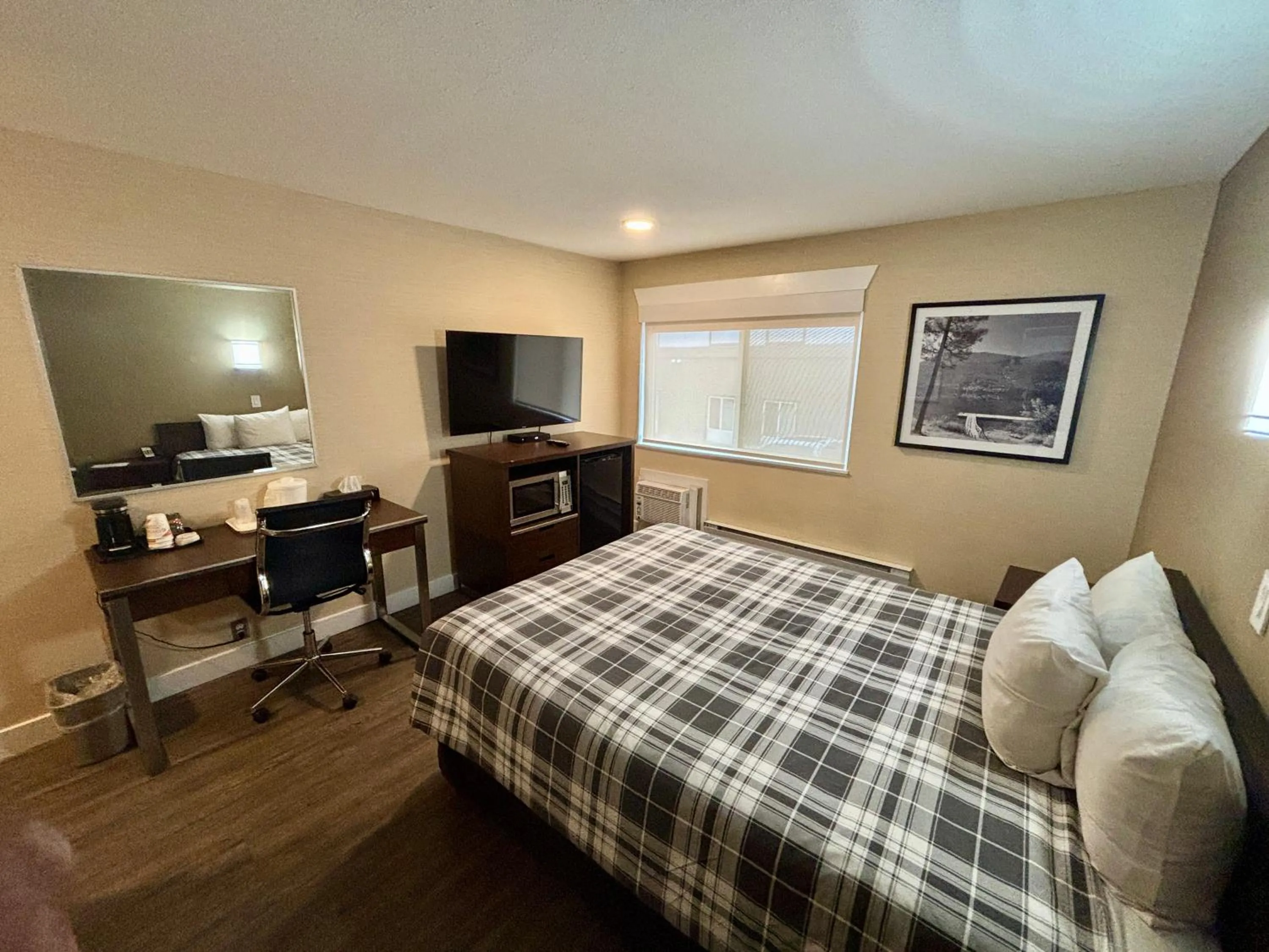 Bed in Rodeway Inn & Suites