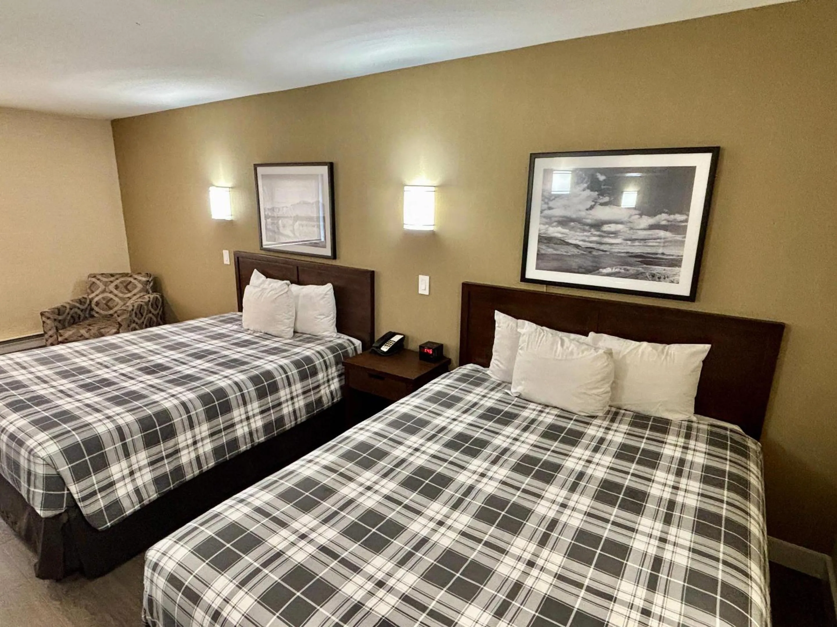 Bedroom, Bed in Rodeway Inn & Suites