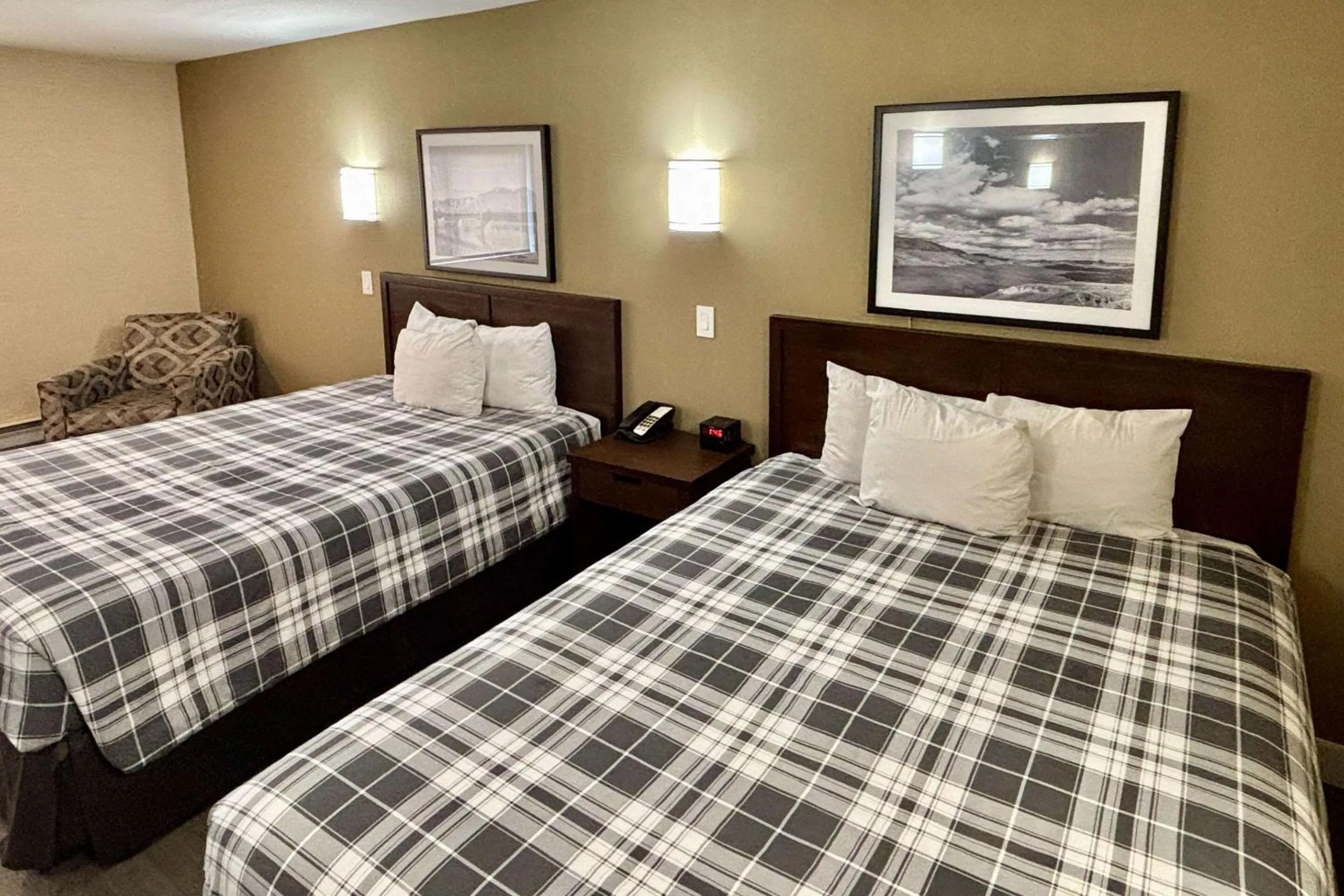 Bedroom, Bed in Rodeway Inn & Suites