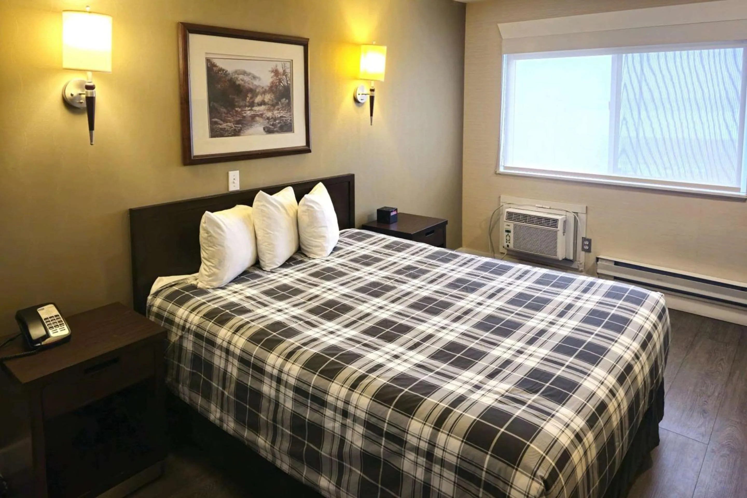 Bedroom, Bed in Rodeway Inn & Suites