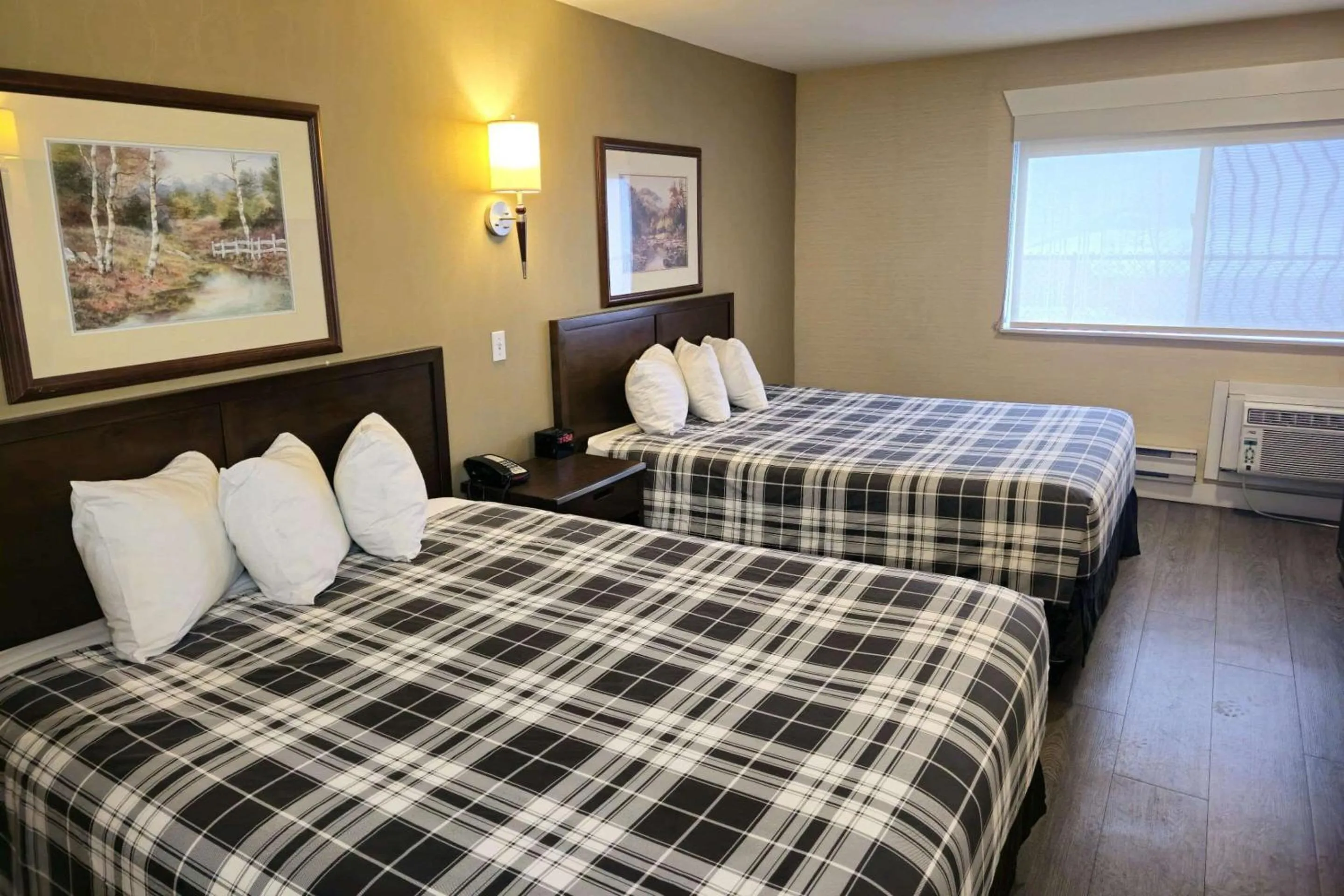 Bedroom, Bed in Rodeway Inn & Suites