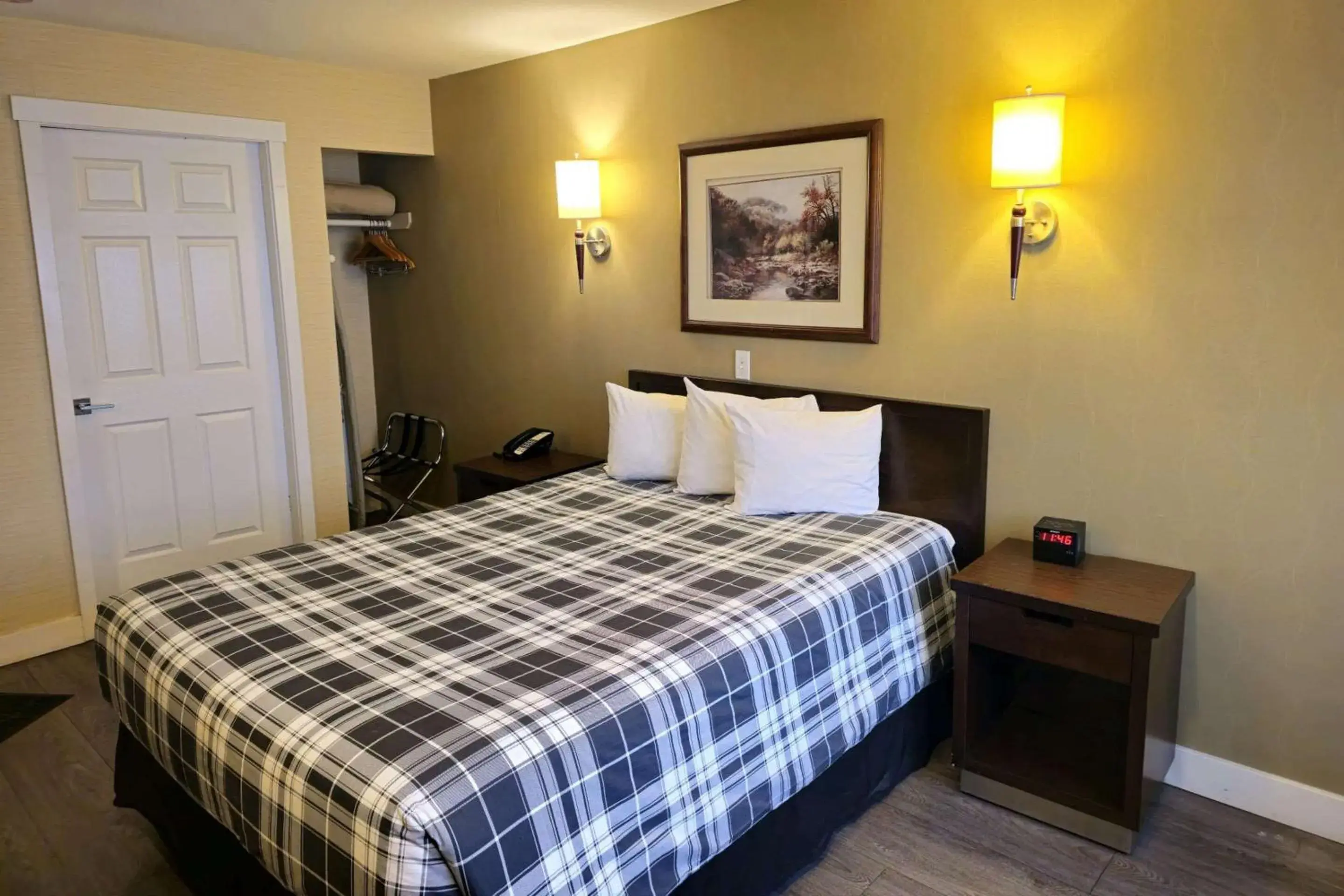 Bedroom, Bed in Rodeway Inn & Suites Bedroom, Bed in Rodeway Inn & Suites