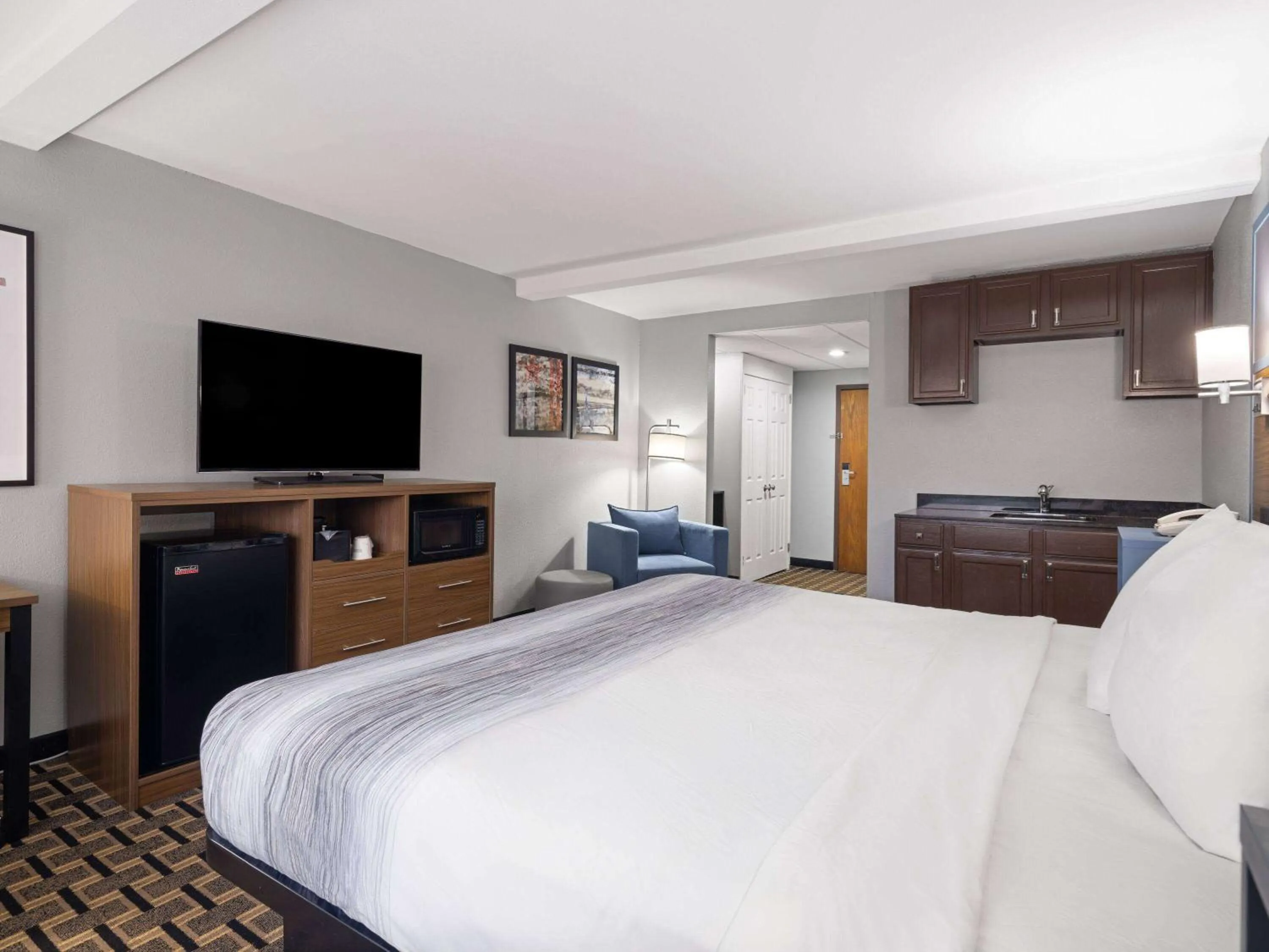 Photo of the whole room, Bed in Best Western Woodstock Inn