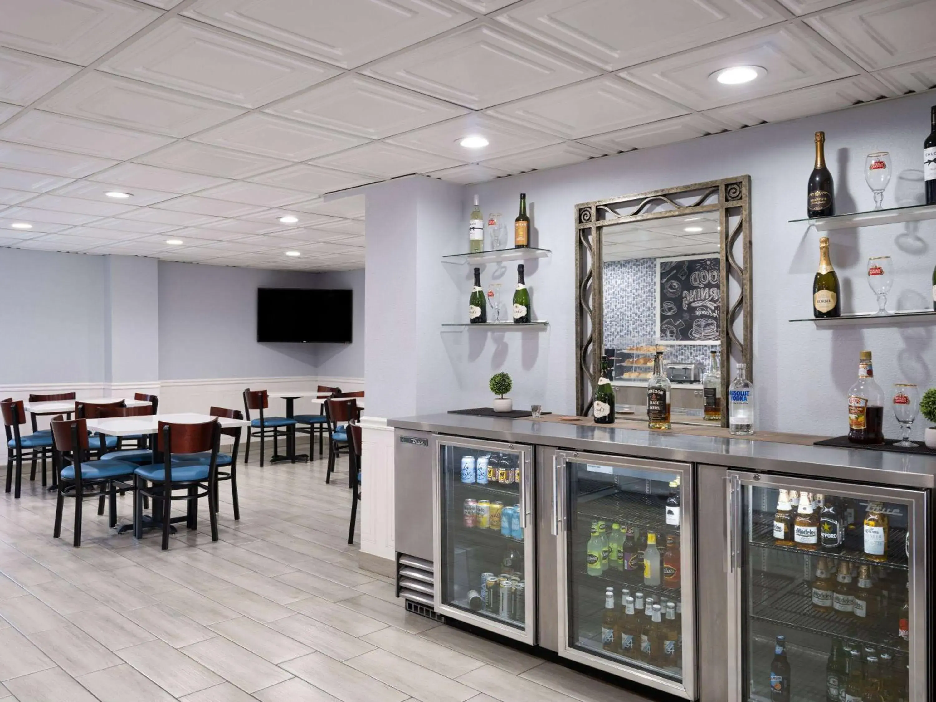 Lounge or bar in AmericInn by Wyndham Woodstock IL Lounge or bar in AmericInn by Wyndham Woodstock IL