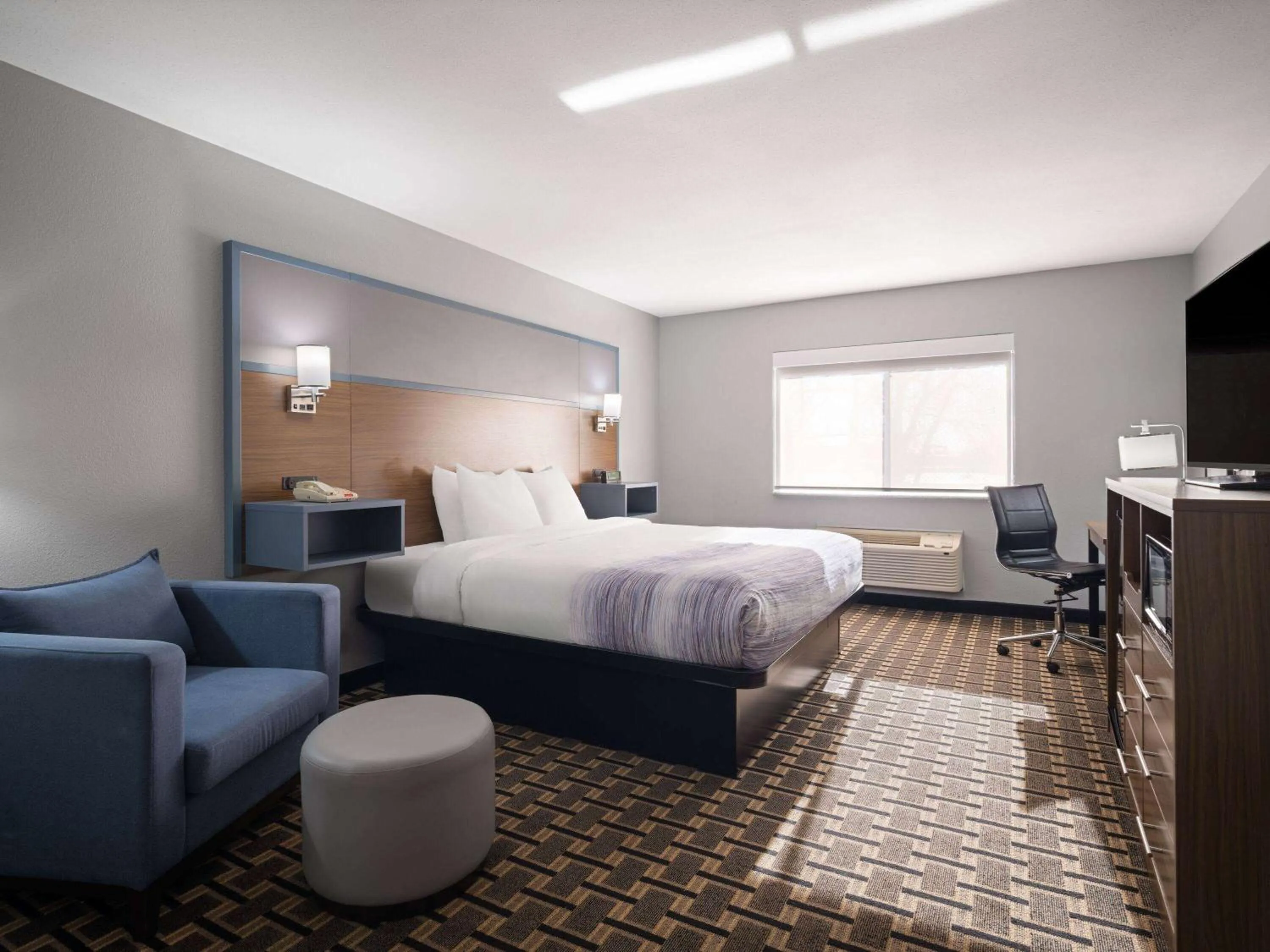 Photo of the whole room, Bed in Best Western Woodstock Inn