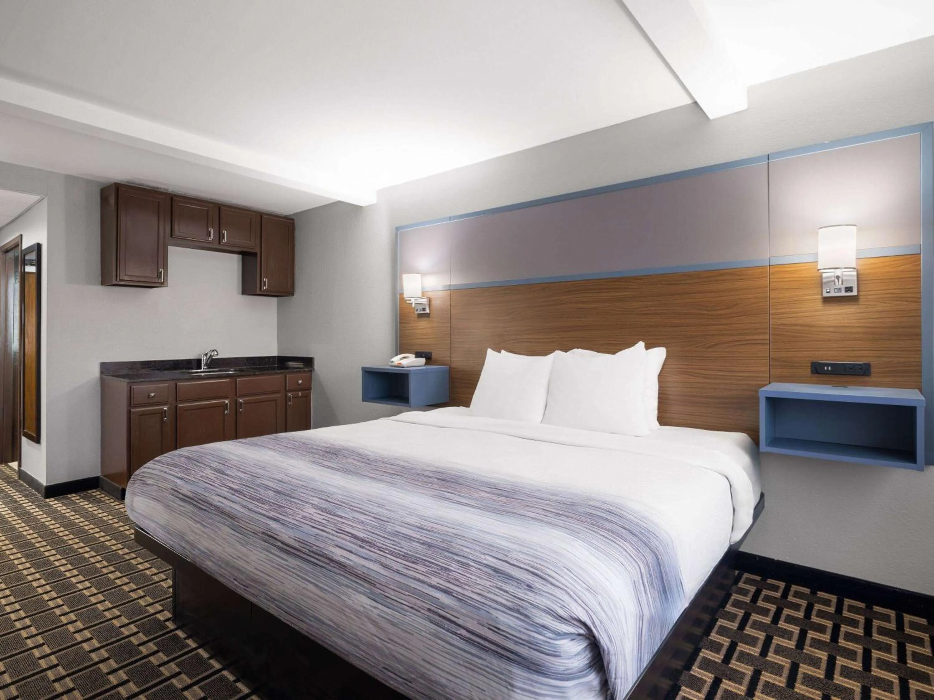 Photo of the whole room, Bed in Best Western Woodstock Inn