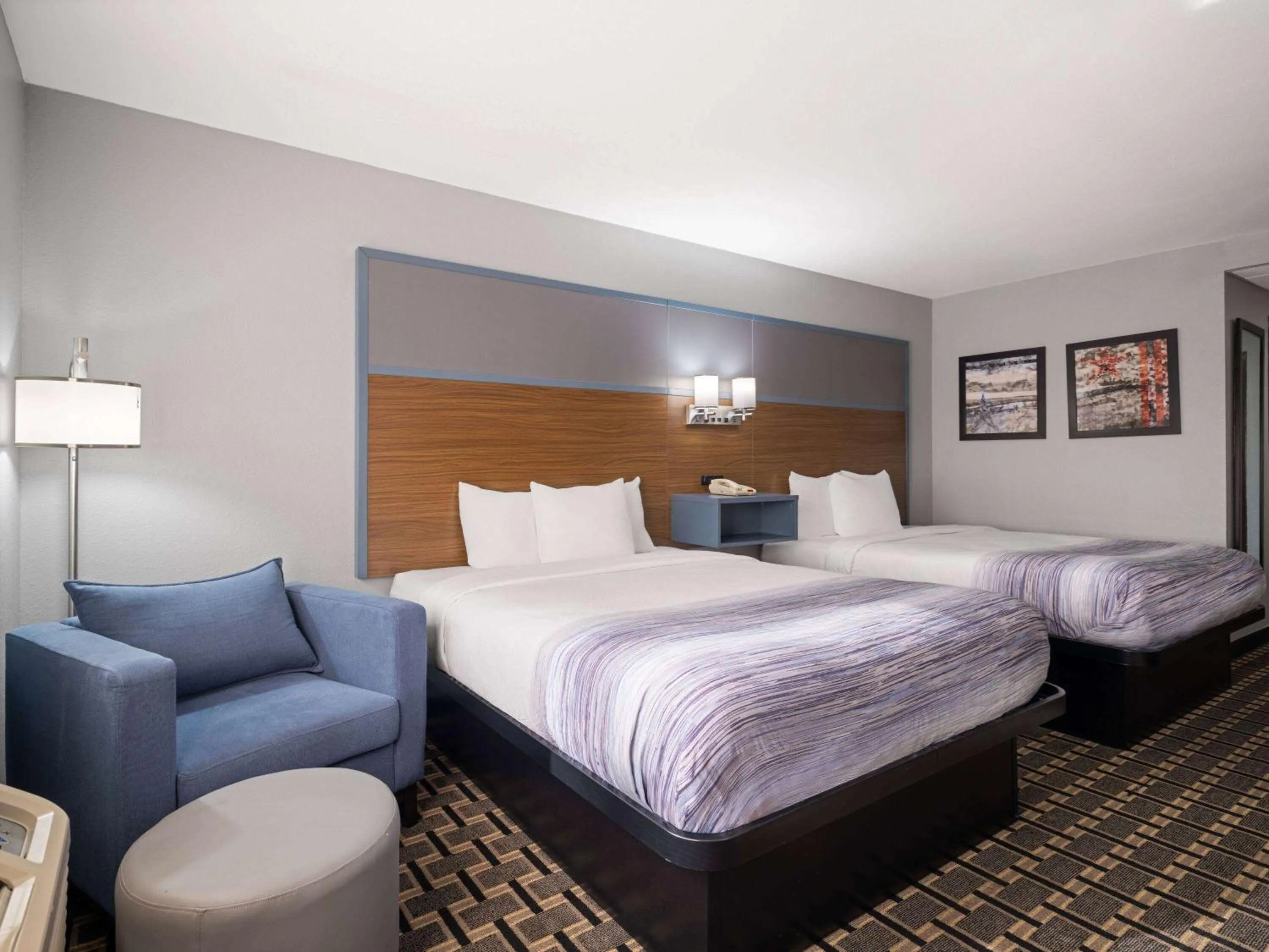 Photo of the whole room, Bed in Best Western Woodstock Inn