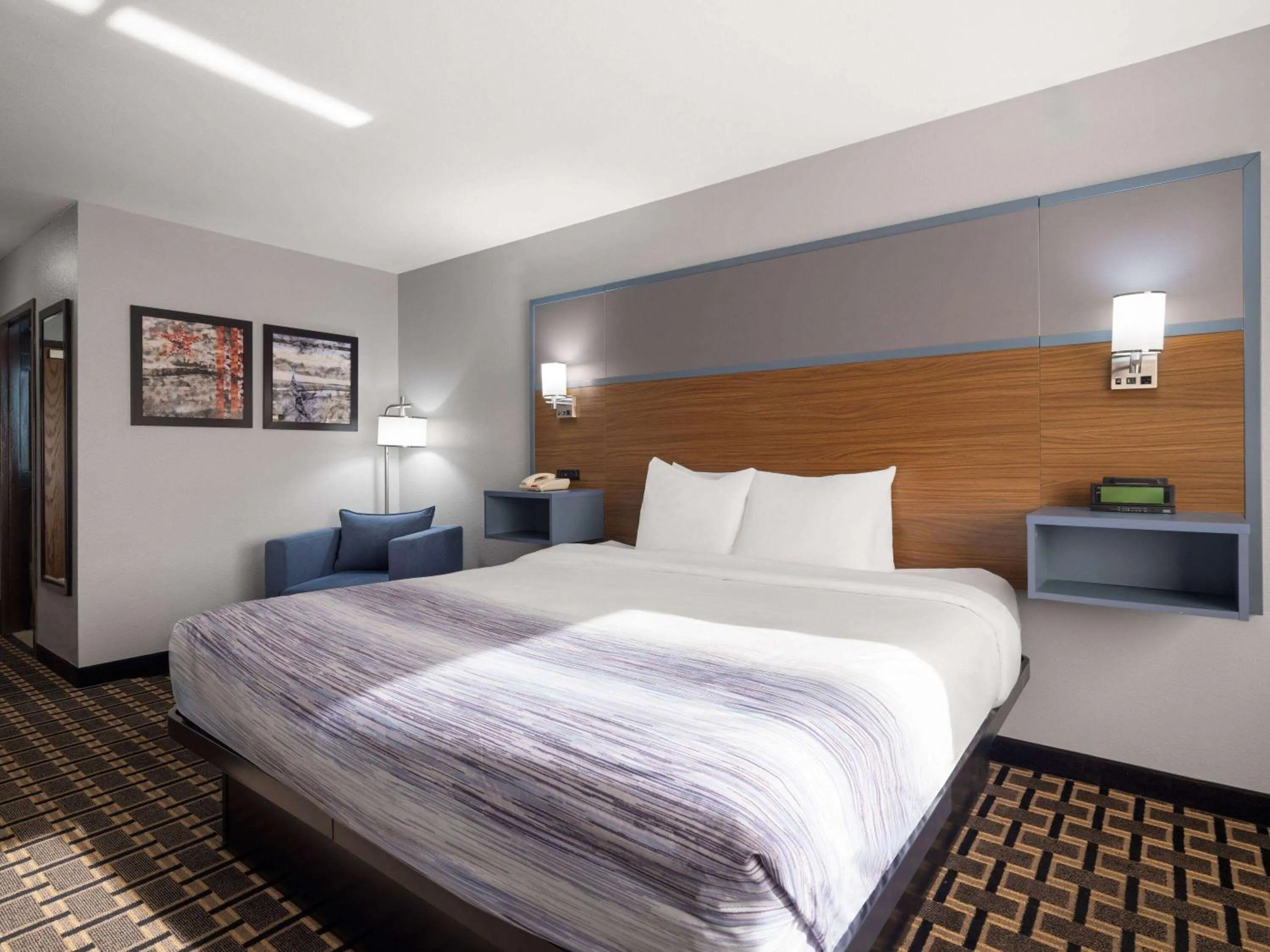 Photo of the whole room, Bed in Best Western Woodstock Inn