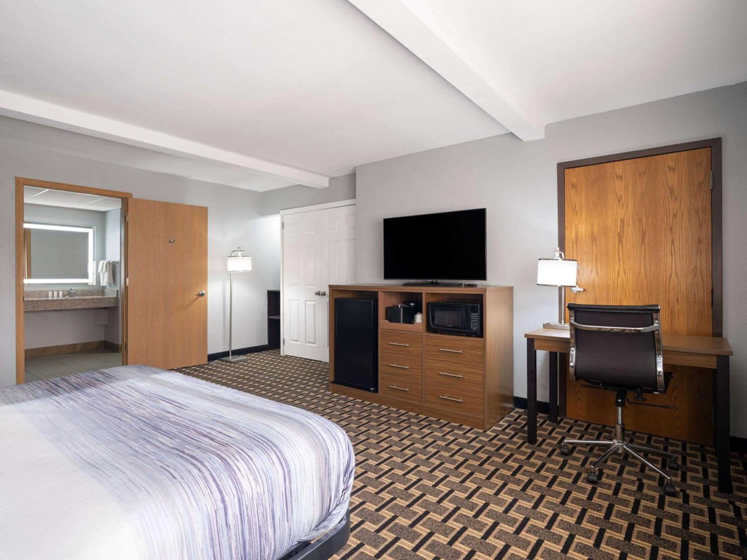 Photo of the whole room, Bed in AmericInn by Wyndham Woodstock IL