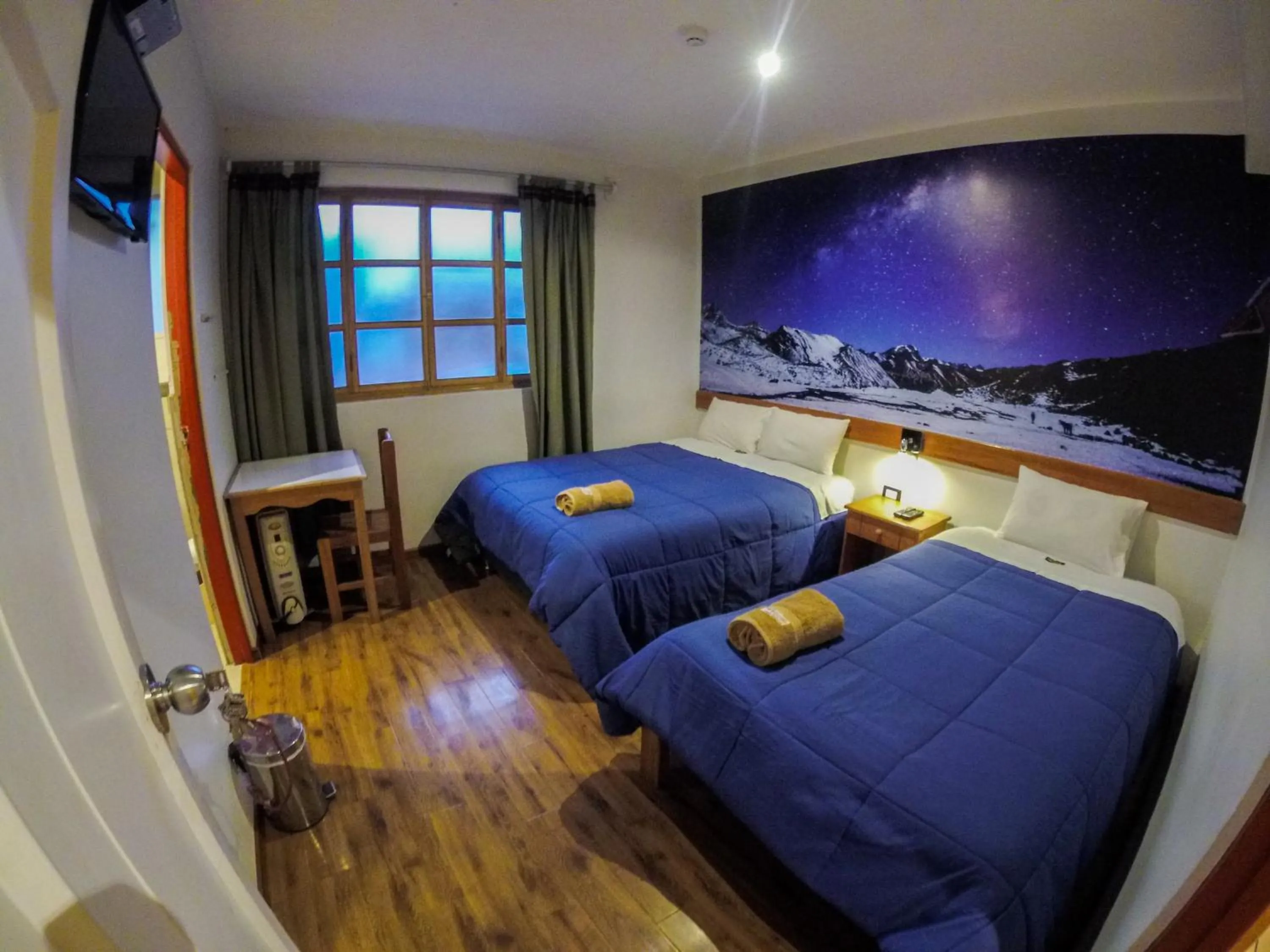 Photo of the whole room, Bed in Net House Cusco