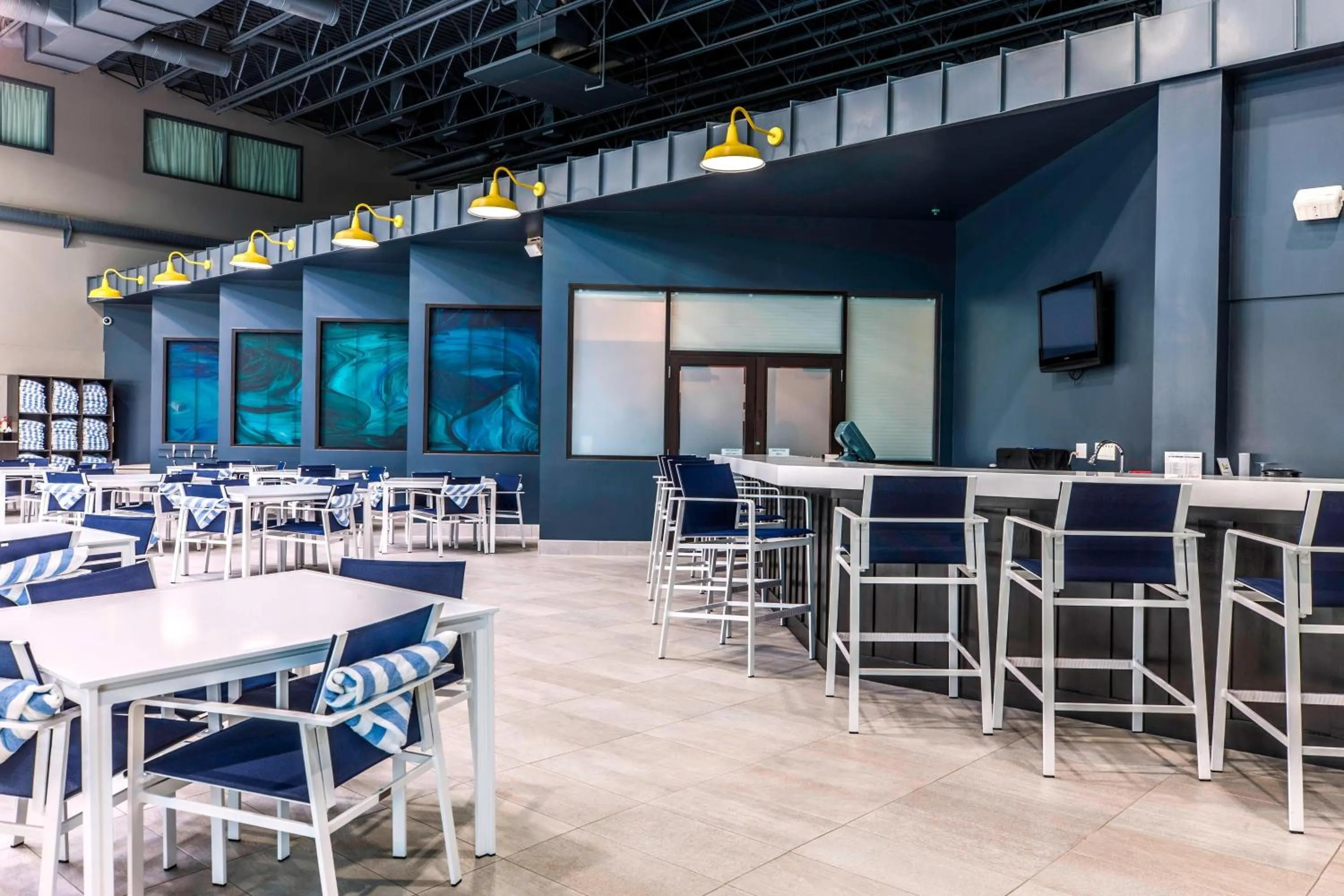 Swimming pool in Delta Hotels by Marriott Fargo