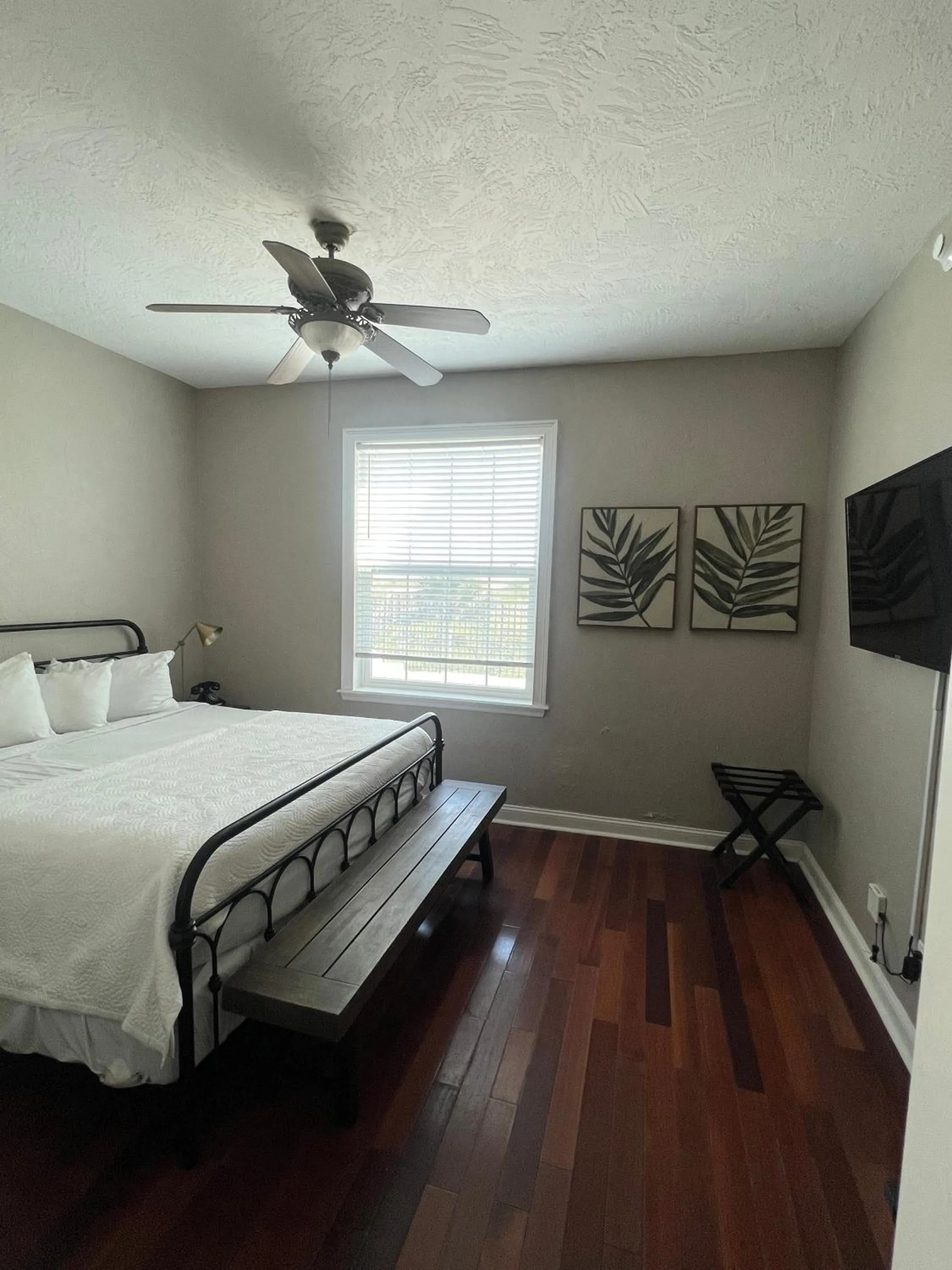 Bedroom, Bed in Casa Marina Hotel & Restaurant - Jacksonville Beach
