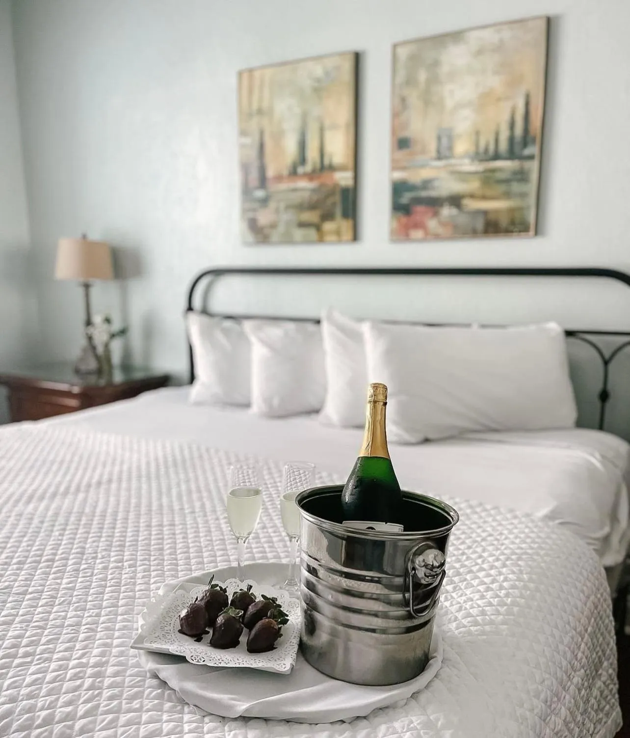 Bed in Casa Marina Hotel & Restaurant - Jacksonville Beach