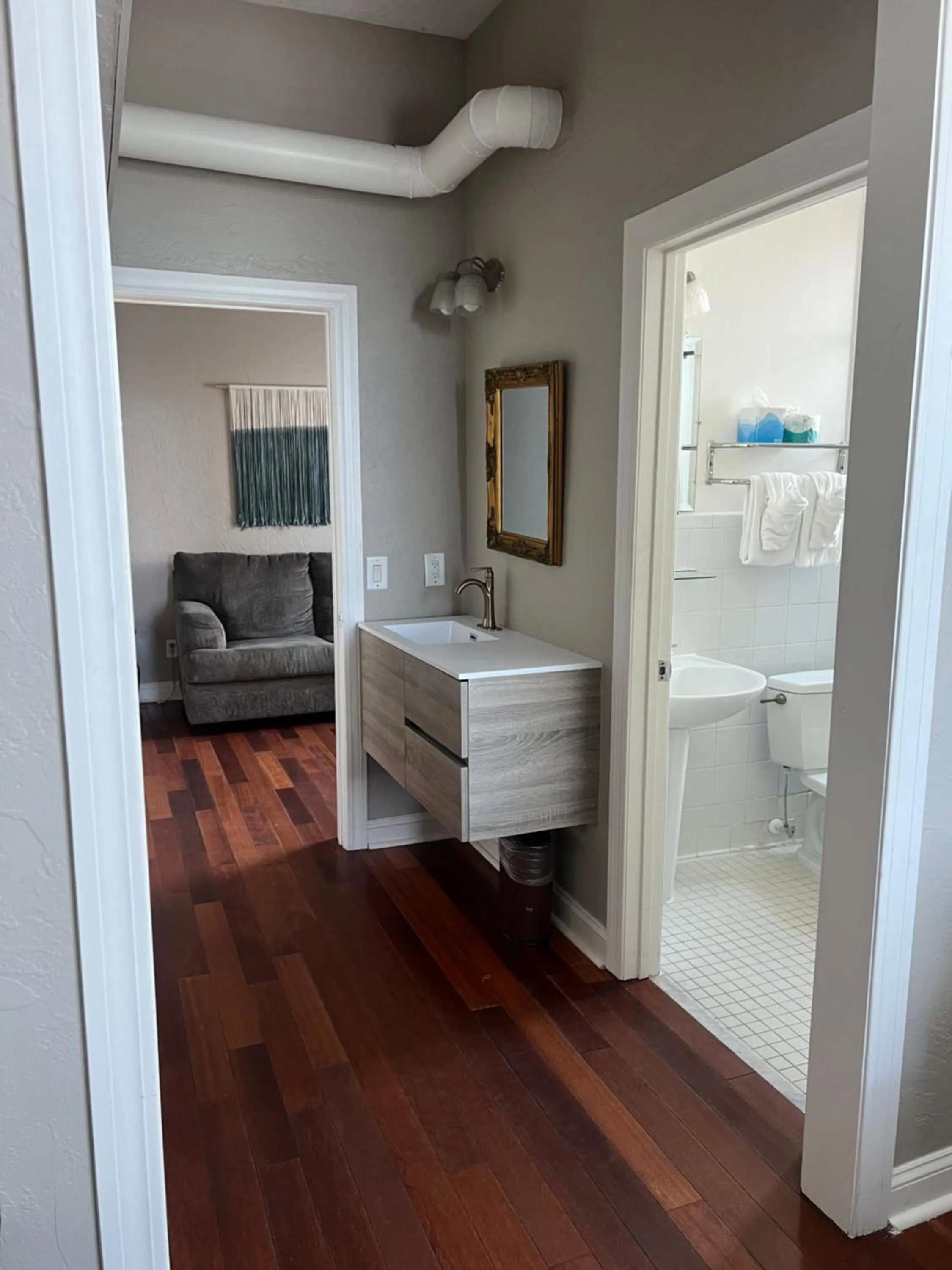 Bathroom, Bed in Casa Marina Hotel & Restaurant - Jacksonville Beach