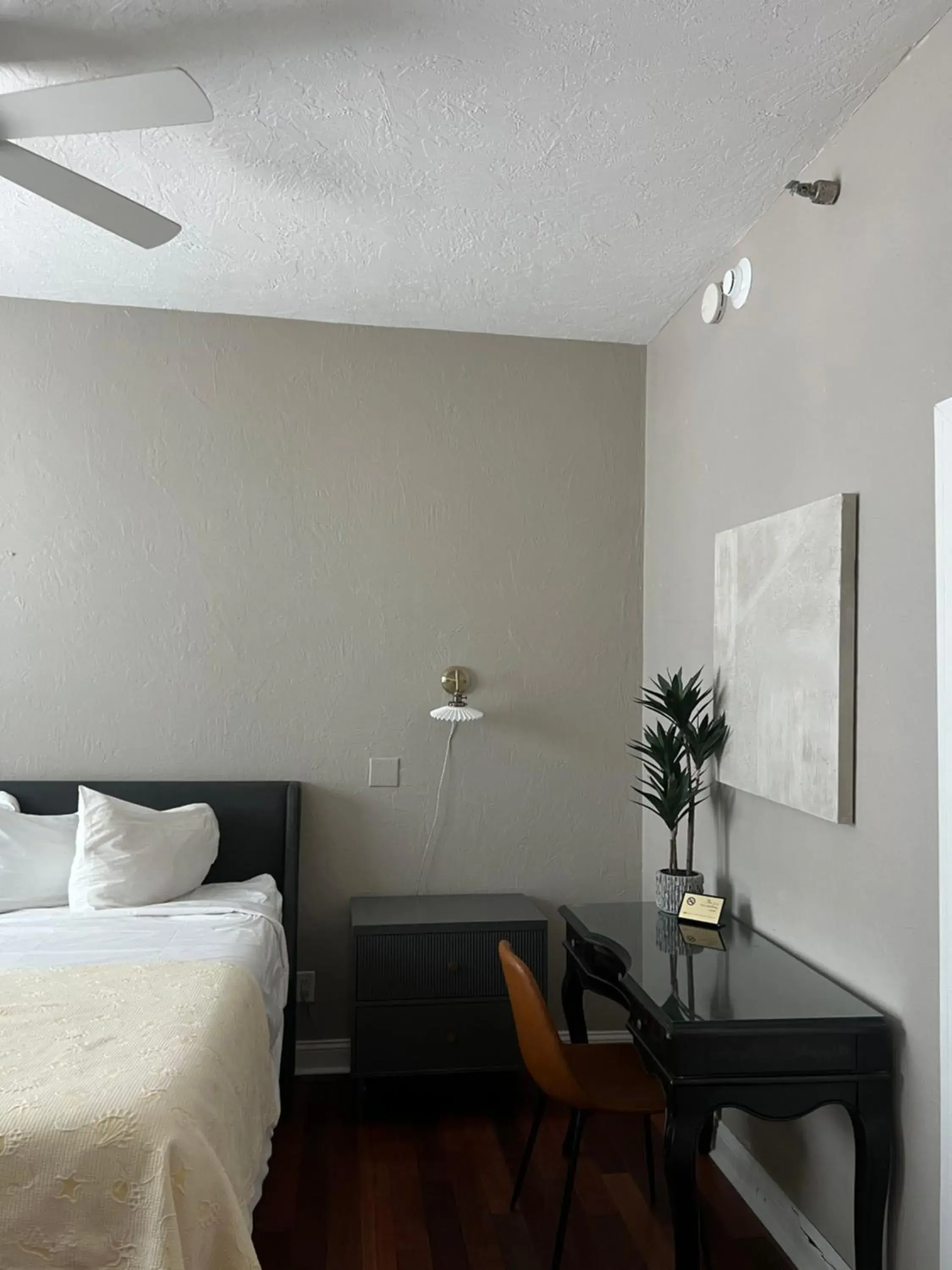 Bedroom, Bed in Casa Marina Hotel & Restaurant - Jacksonville Beach Bedroom, Bed in Casa Marina Hotel & Restaurant - Jacksonville Beach