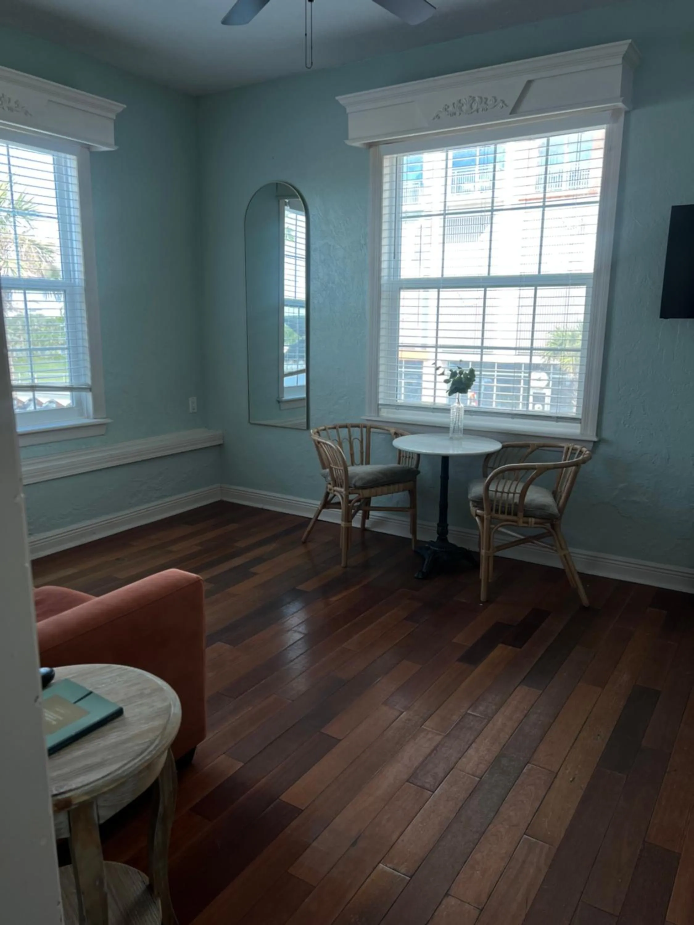 Living room in Casa Marina Hotel & Restaurant - Jacksonville Beach