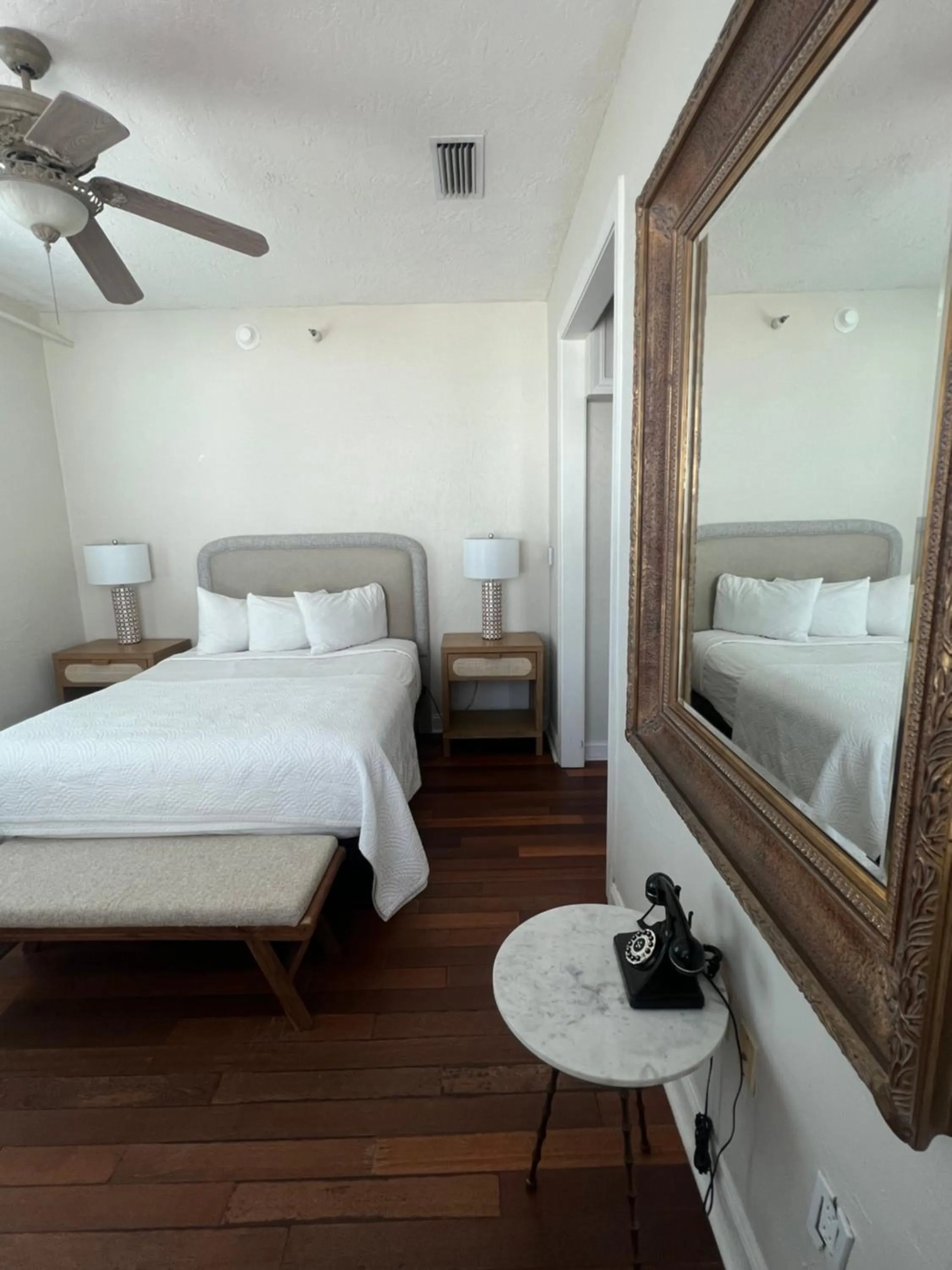 Bed in Casa Marina Hotel & Restaurant - Jacksonville Beach