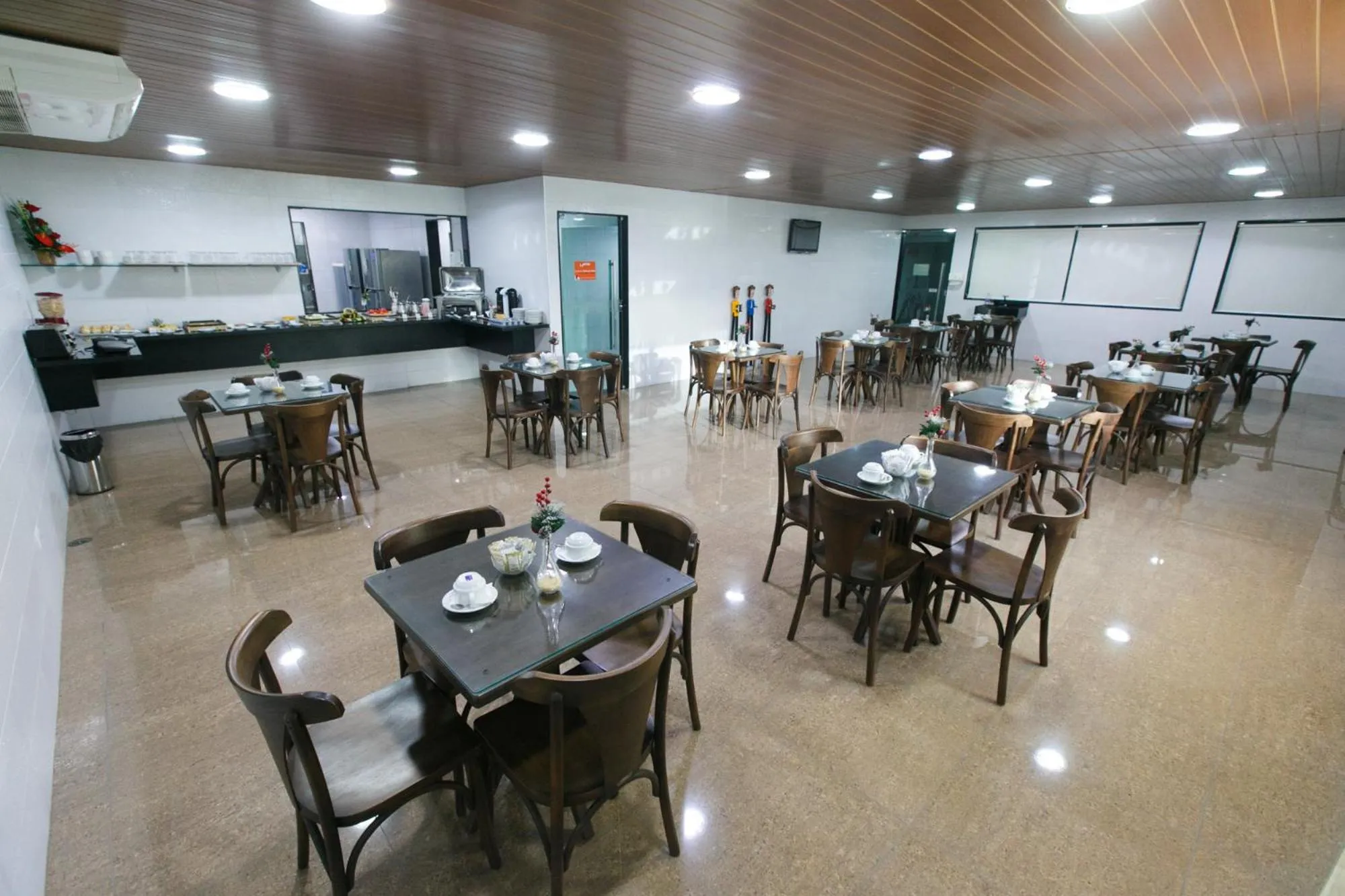 Restaurant/places to eat in Inter Hotel