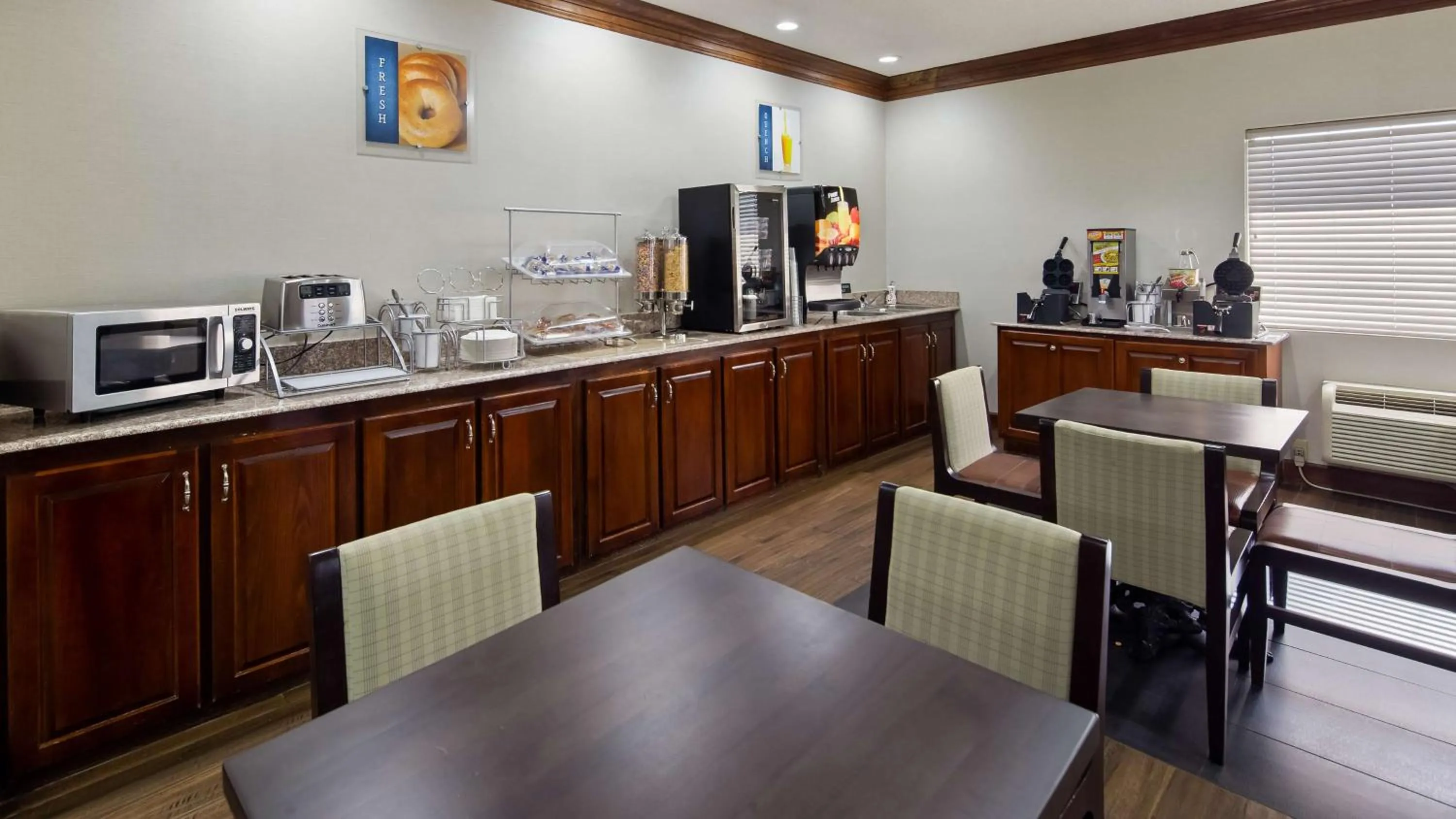Dining area in Best Western Inn & Suites