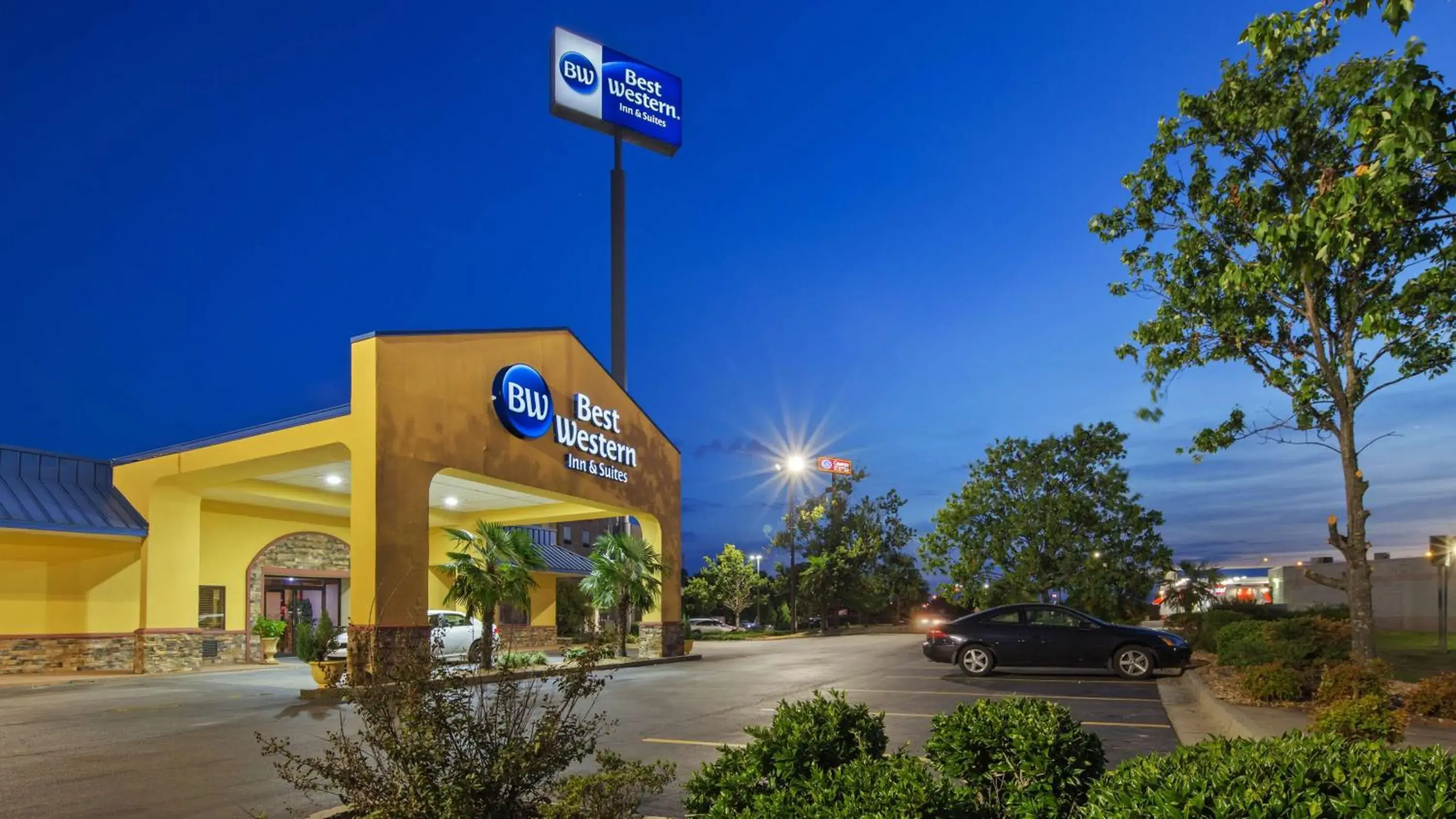 Property building in Best Western Inn & Suites Property building in Best Western Inn & Suites