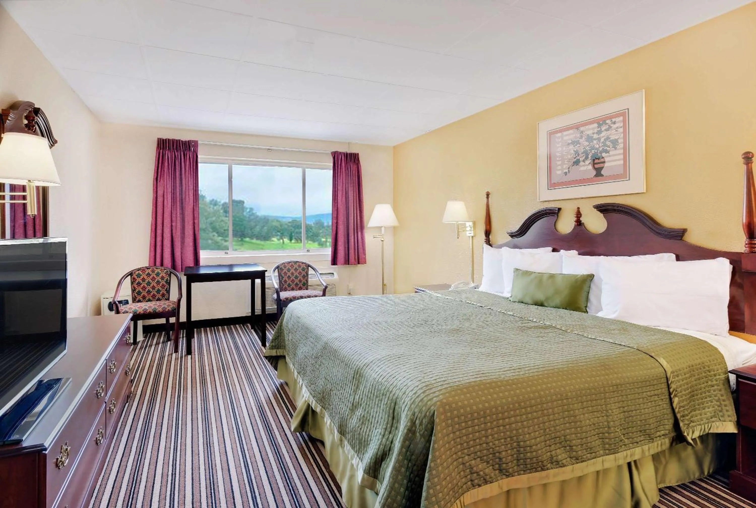 Photo of the whole room, Bed in Travelodge by Wyndham Chambersburg