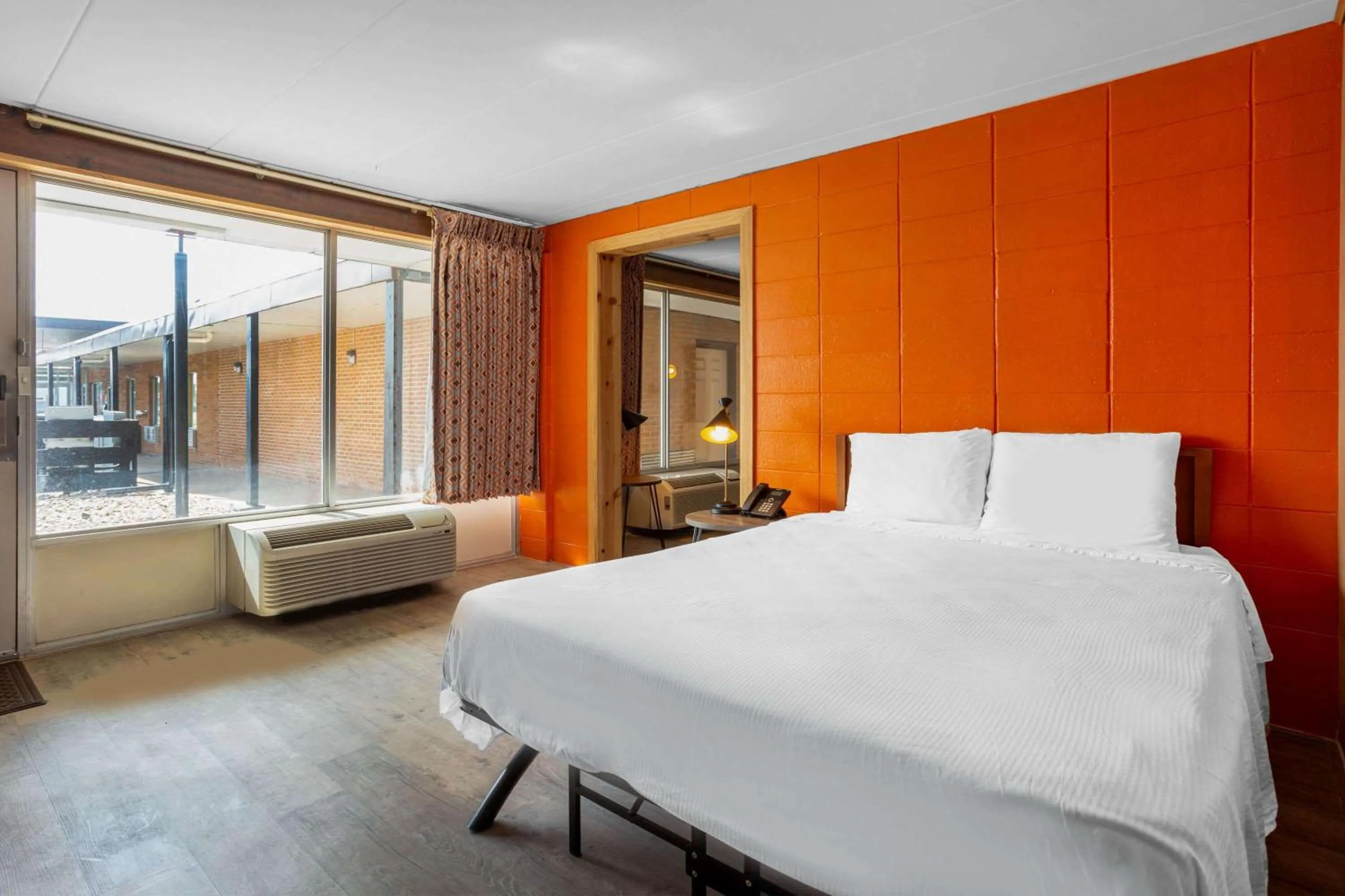 Photo of the whole room, Bed in Starved Rock Motor Inn