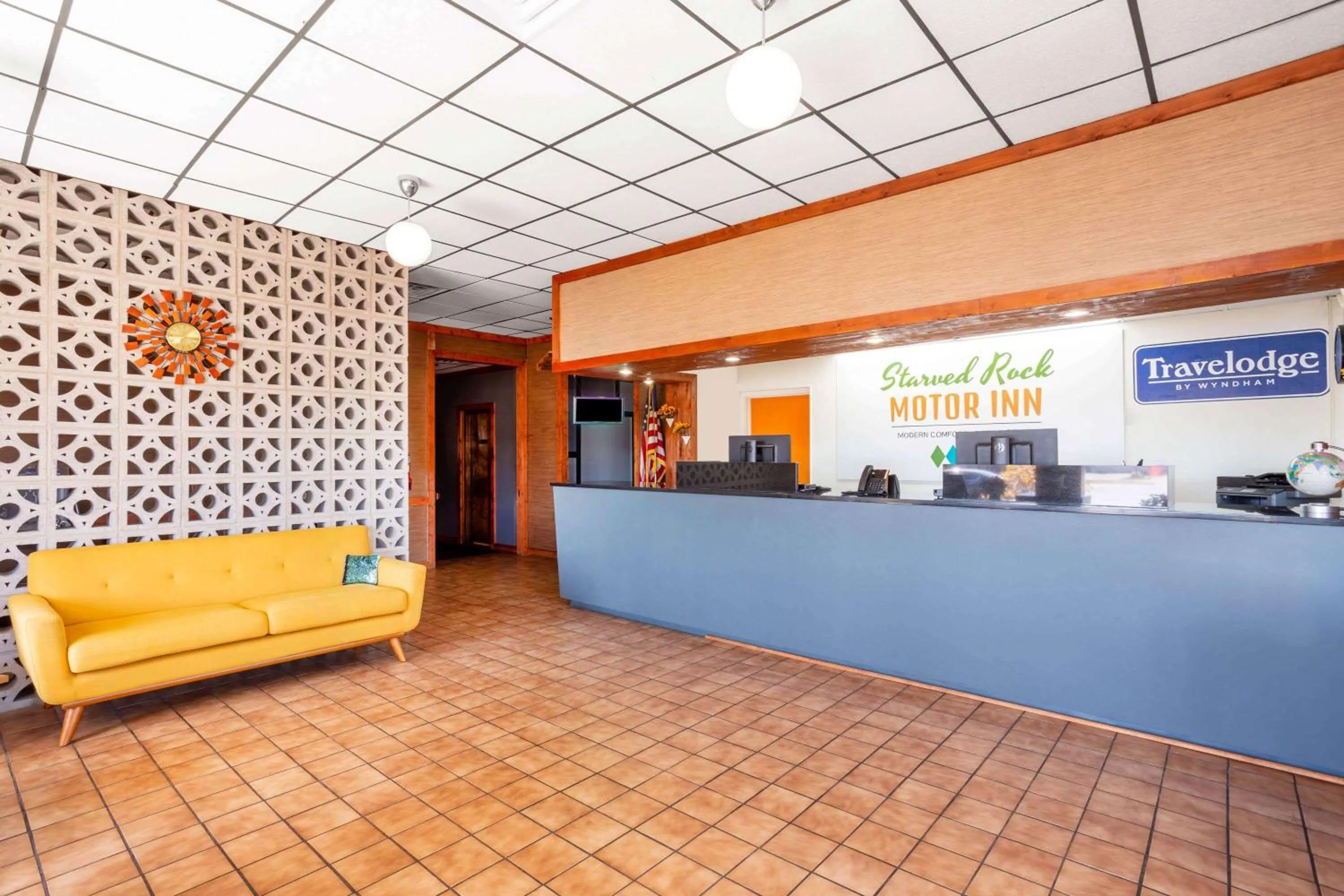 Lobby or reception in Starved Rock Motor Inn