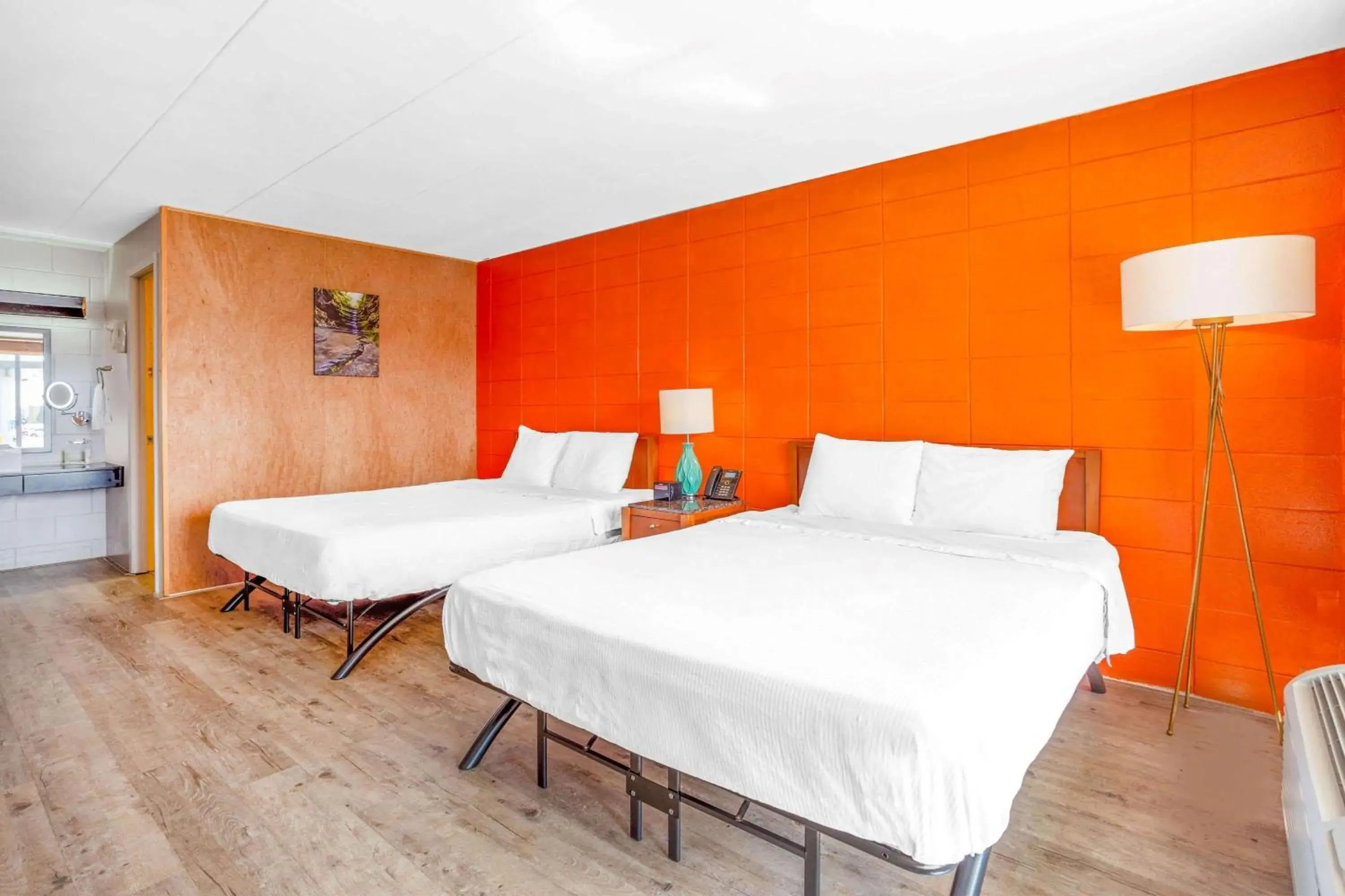 Photo of the whole room, Bed in Starved Rock Motor Inn Photo of the whole room, Bed in Starved Rock Motor Inn