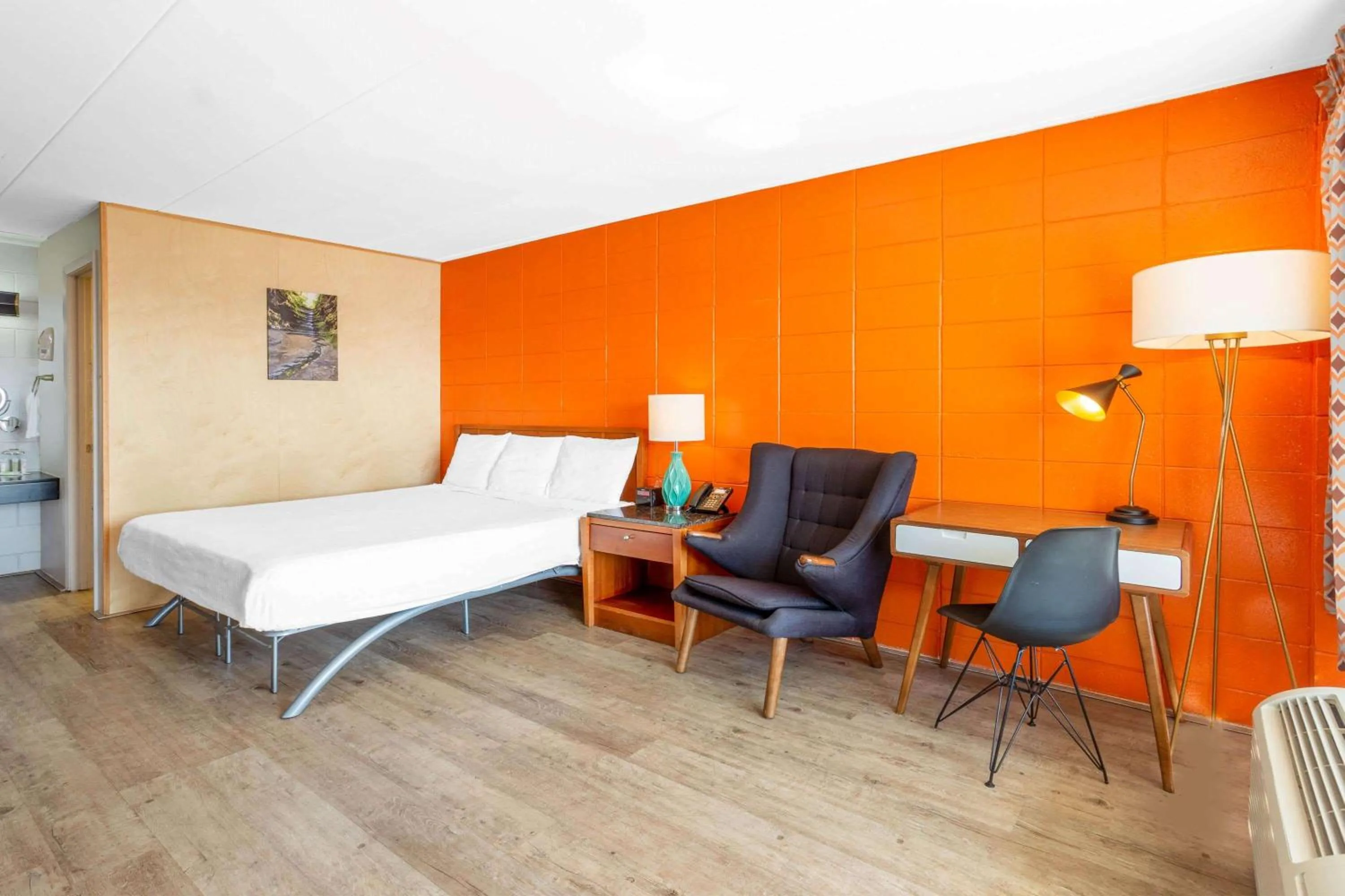 Photo of the whole room in Starved Rock Motor Inn