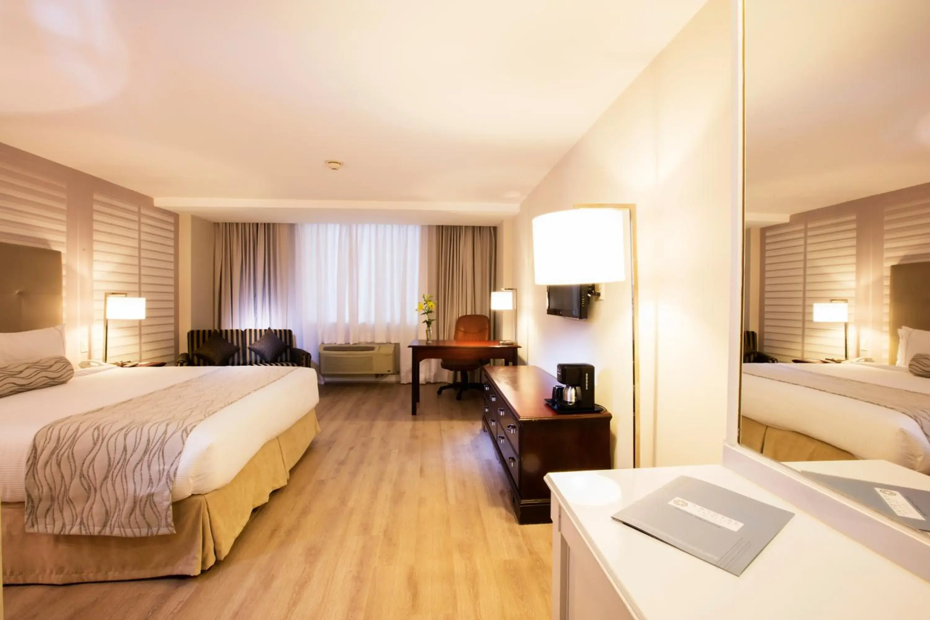 Photo of the whole room, Bed in Krystal Satelite Maria Barbara Photo of the whole room, Bed in Krystal Satelite Maria Barbara