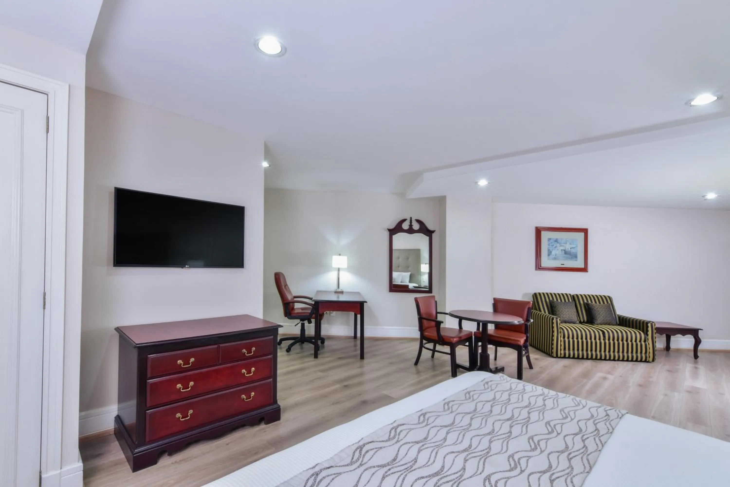 Seating area, Bed in Krystal Satelite Maria Barbara