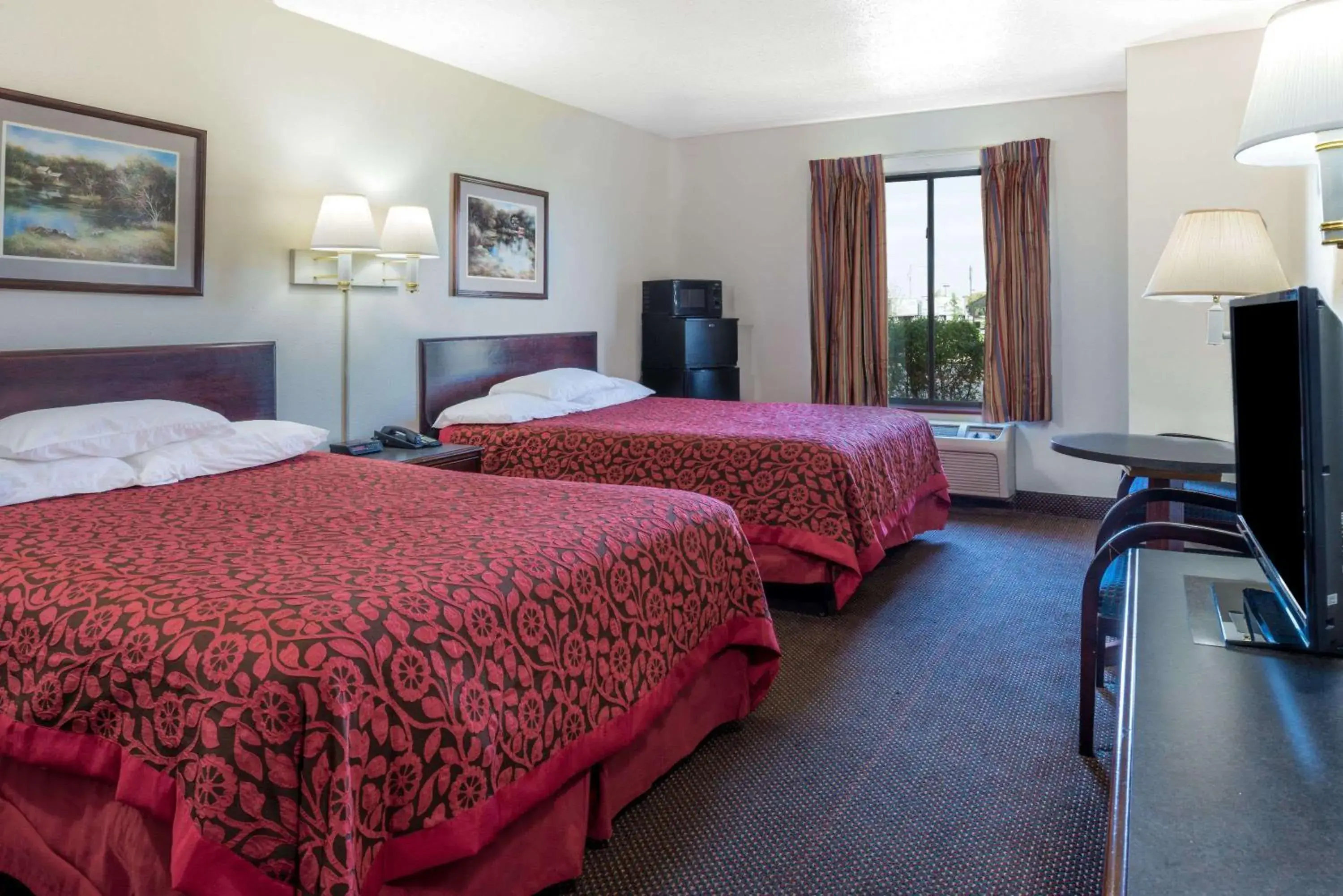 Photo of the whole room, Bed in Days Inn by Wyndham Pontoon Beach Photo of the whole room, Bed in Days Inn by Wyndham Pontoon Beach