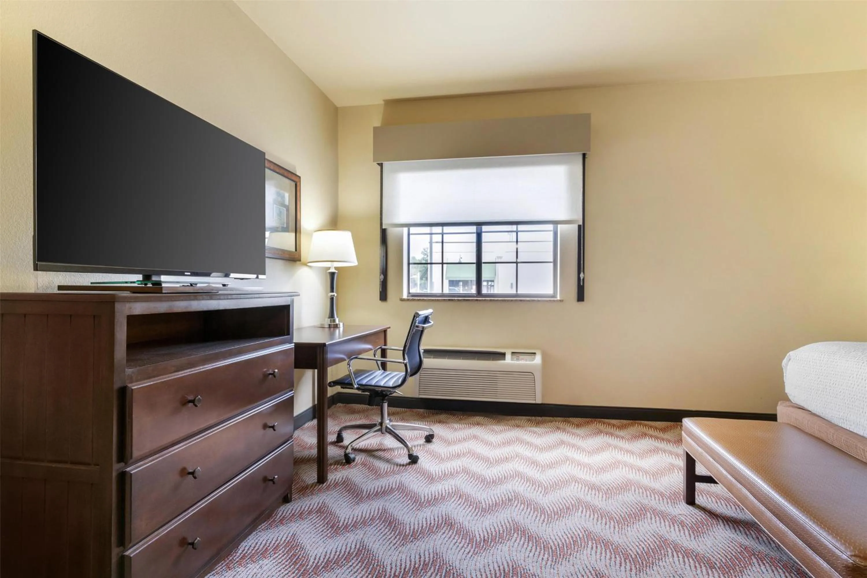 Bedroom in Best Western PLUS Cimarron Hotel & Suites