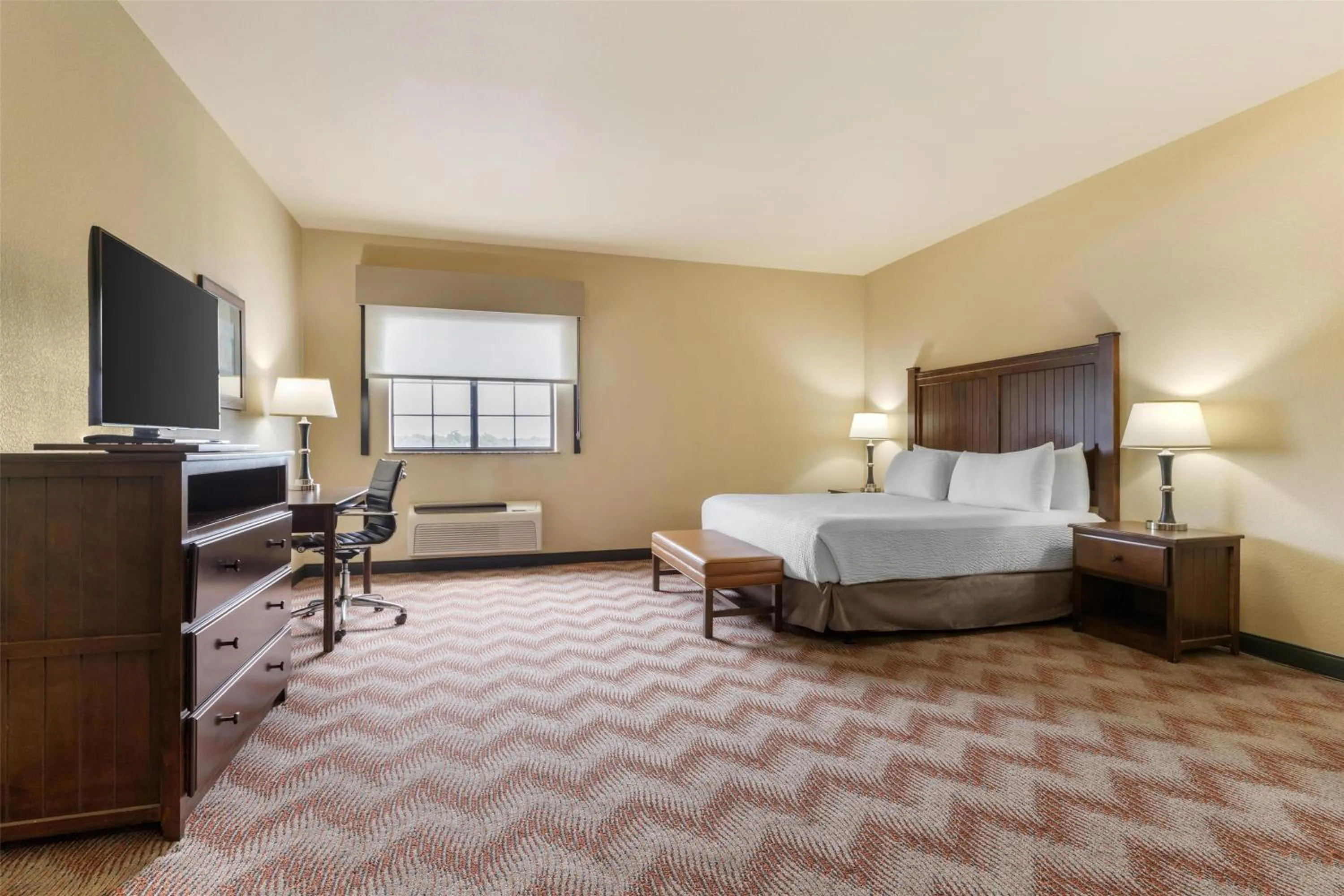 Bedroom, Bed in Best Western PLUS Cimarron Hotel & Suites