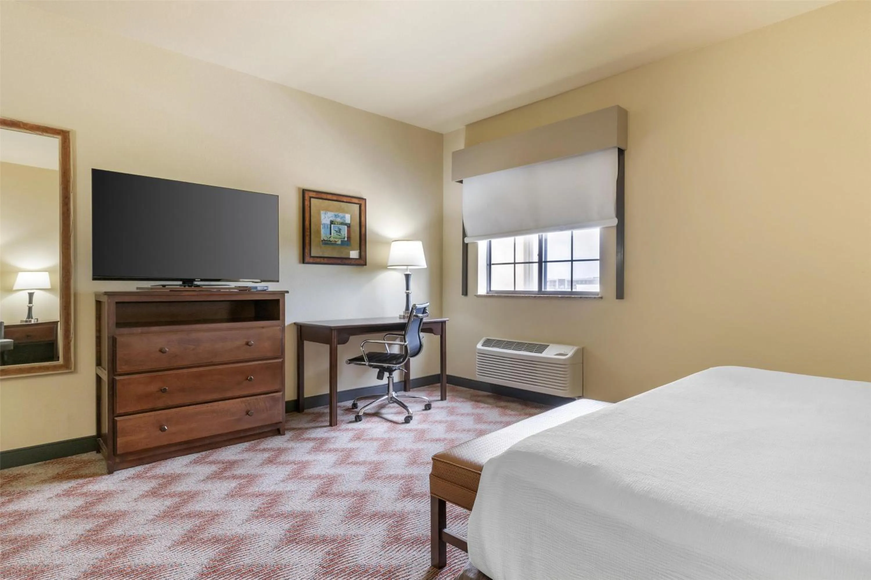 Bedroom, Bed in Best Western PLUS Cimarron Hotel & Suites