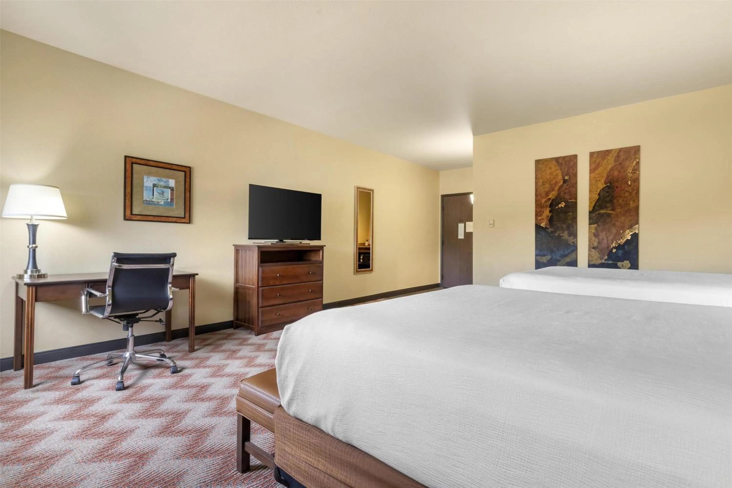 Bedroom, Bed in Best Western PLUS Cimarron Hotel & Suites