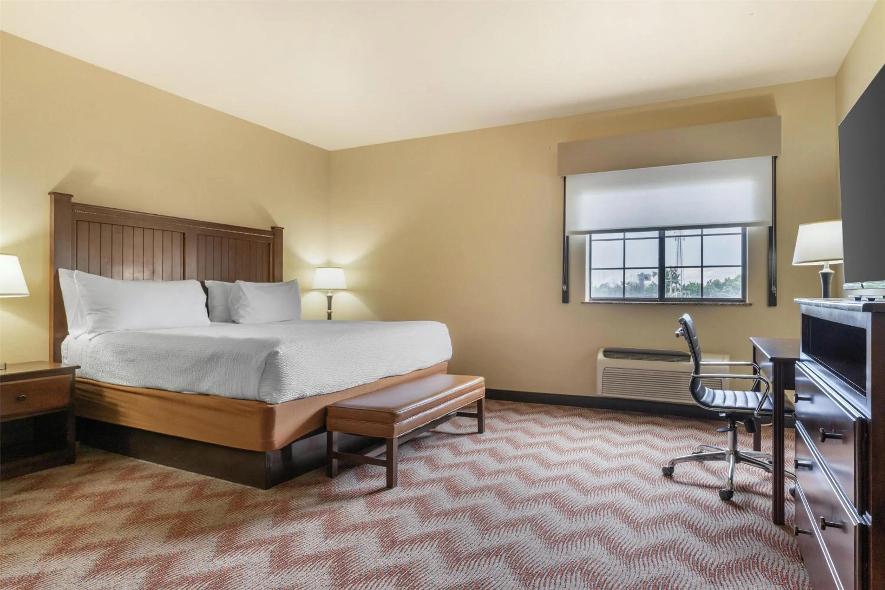 Bedroom, Bed in Best Western PLUS Cimarron Hotel & Suites